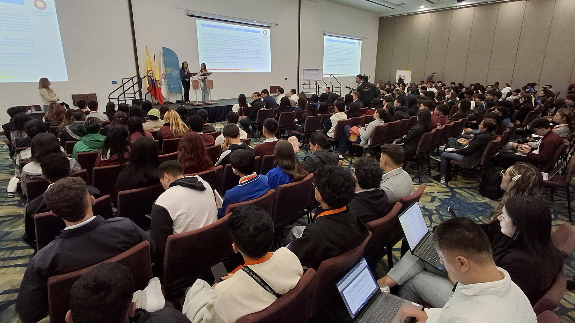 La Contraloría, en articulación con la Secretaría de Educación y el Instituto Distrital de la Participación y Acción Comunal – IDPAC, posesionó a 412 jóvenes como Contralores Estudiantiles para el 2025. Este evento constituye un hito en materia de participación ciudadana y control social, al consolidar el compromiso de las nuevas generaciones con la vigilancia de los recursos públicos y la transparencia en las instituciones educativas del Distrito.