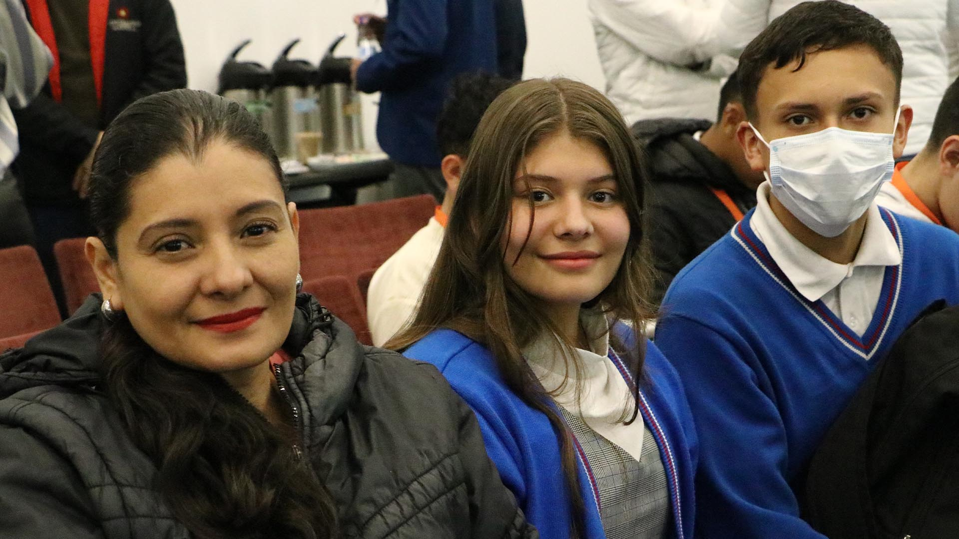 La Contraloría, en articulación con la Secretaría de Educación y el Instituto Distrital de la Participación y Acción Comunal – IDPAC, posesionó a 412 jóvenes como Contralores Estudiantiles para el 2025. Este evento constituye un hito en materia de participación ciudadana y control social, al consolidar el compromiso de las nuevas generaciones con la vigilancia de los recursos públicos y la transparencia en las instituciones educativas del Distrito.