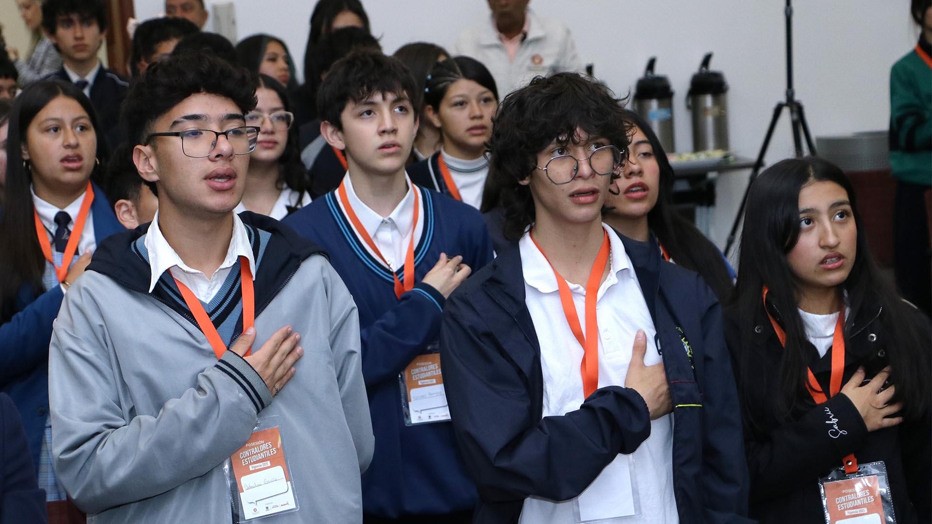 La Contraloría, en articulación con la Secretaría de Educación y el Instituto Distrital de la Participación y Acción Comunal – IDPAC, posesionó a 412 jóvenes como Contralores Estudiantiles para el 2025. Este evento constituye un hito en materia de participación ciudadana y control social, al consolidar el compromiso de las nuevas generaciones con la vigilancia de los recursos públicos y la transparencia en las instituciones educativas del Distrito.