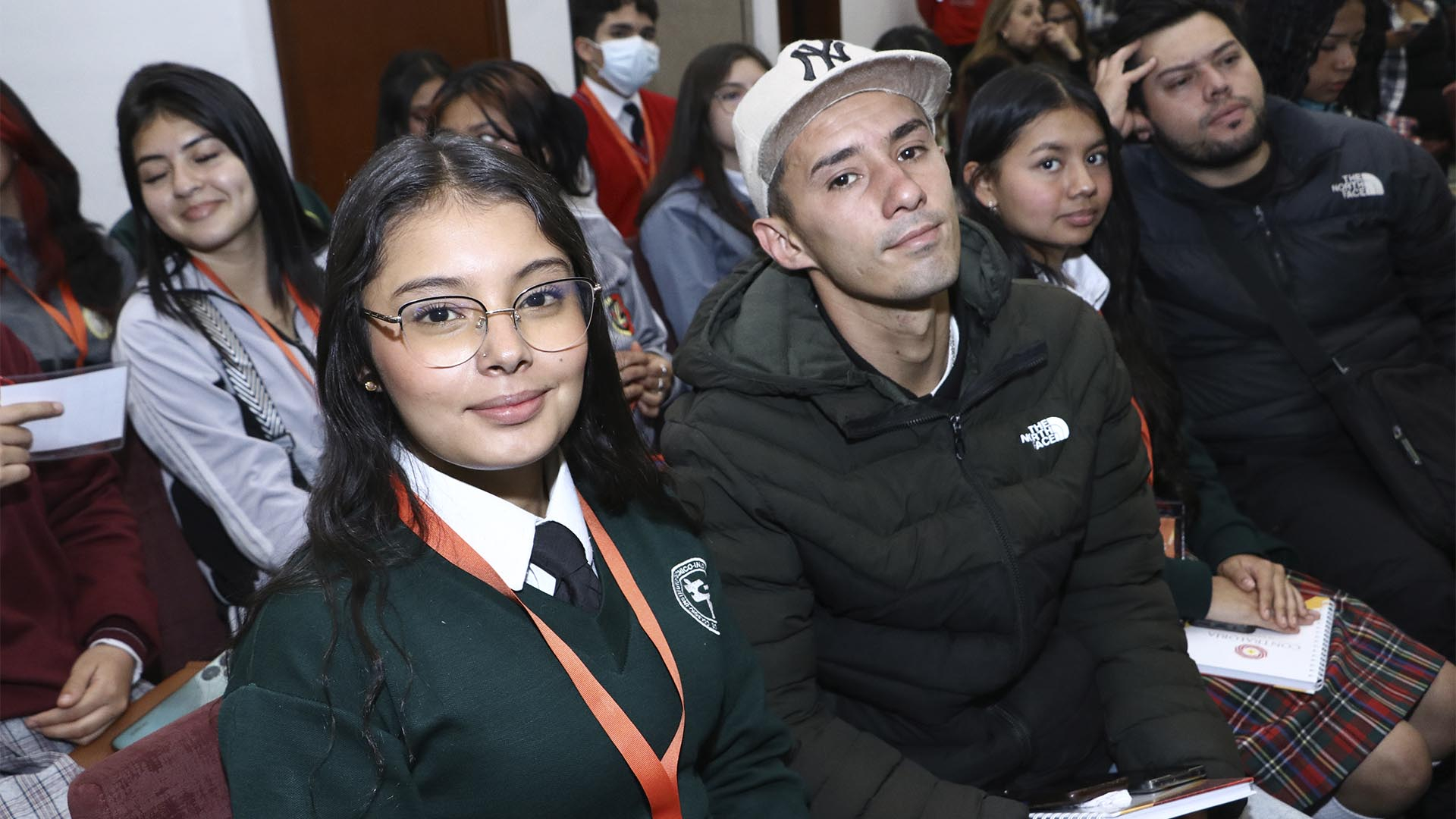 La Contraloría, en articulación con la Secretaría de Educación y el Instituto Distrital de la Participación y Acción Comunal – IDPAC, posesionó a 412 jóvenes como Contralores Estudiantiles para el 2025. Este evento constituye un hito en materia de participación ciudadana y control social, al consolidar el compromiso de las nuevas generaciones con la vigilancia de los recursos públicos y la transparencia en las instituciones educativas del Distrito.