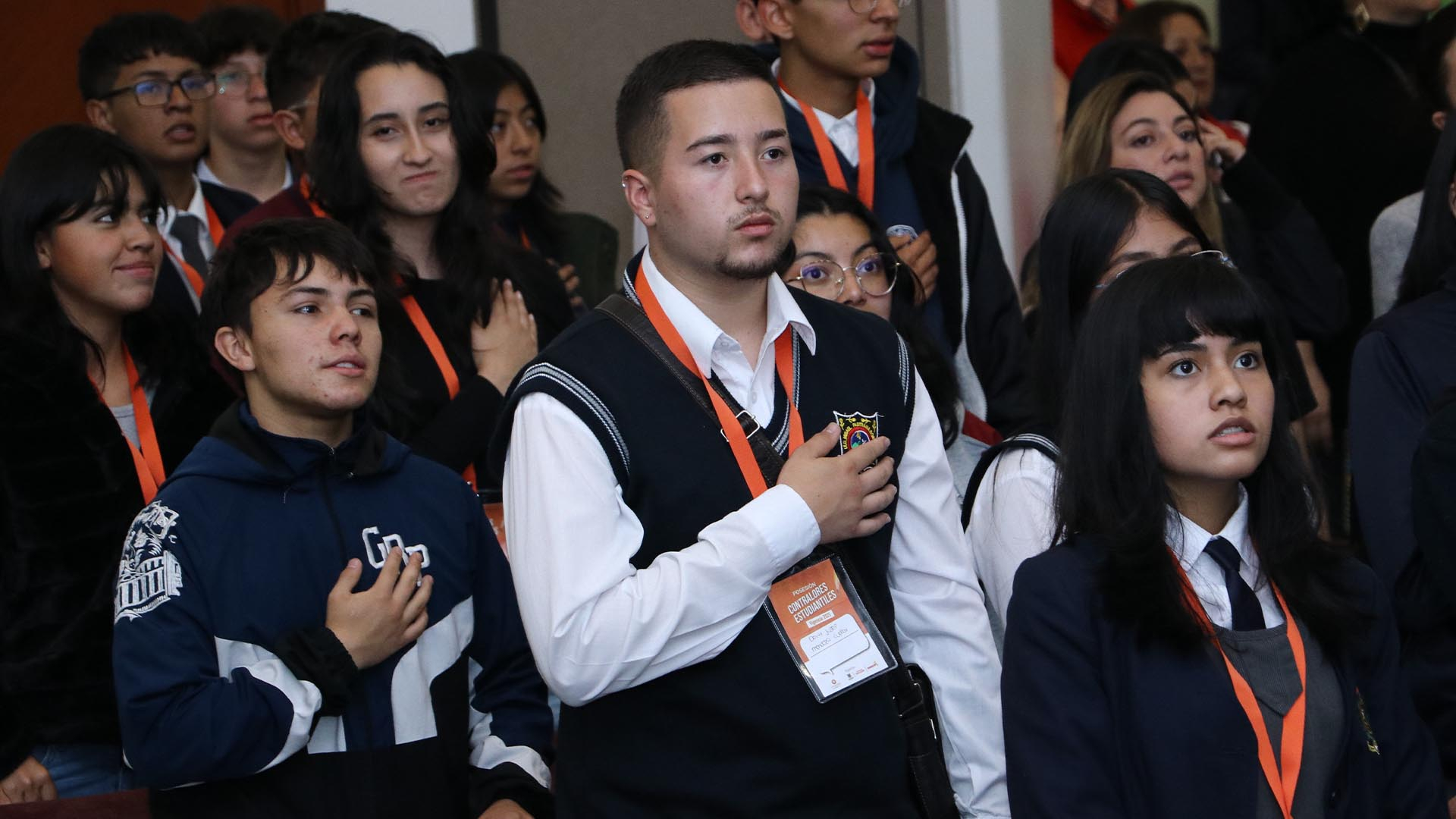 La Contraloría, en articulación con la Secretaría de Educación y el Instituto Distrital de la Participación y Acción Comunal – IDPAC, posesionó a 412 jóvenes como Contralores Estudiantiles para el 2025. Este evento constituye un hito en materia de participación ciudadana y control social, al consolidar el compromiso de las nuevas generaciones con la vigilancia de los recursos públicos y la transparencia en las instituciones educativas del Distrito.