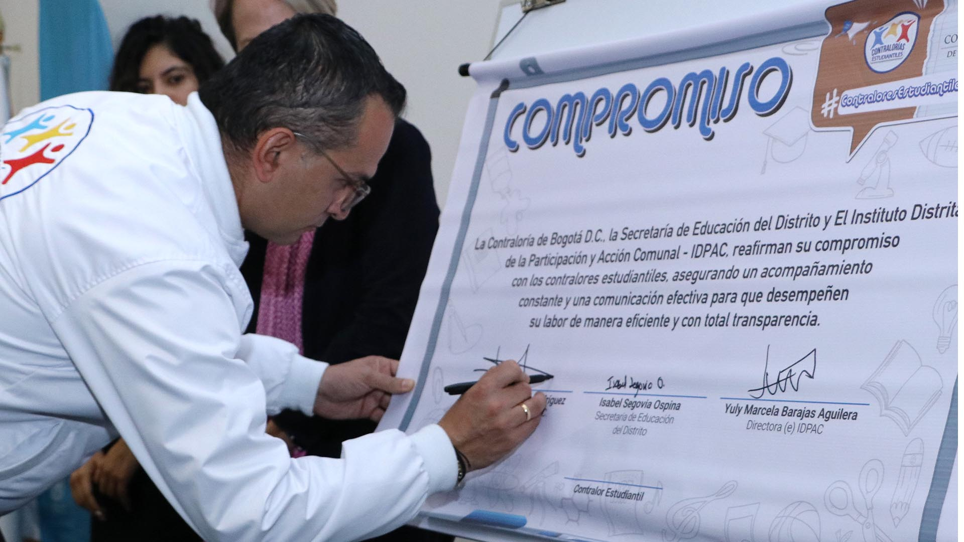La Contraloría, en articulación con la Secretaría de Educación y el Instituto Distrital de la Participación y Acción Comunal – IDPAC, posesionó a 412 jóvenes como Contralores Estudiantiles para el 2025. Este evento constituye un hito en materia de participación ciudadana y control social, al consolidar el compromiso de las nuevas generaciones con la vigilancia de los recursos públicos y la transparencia en las instituciones educativas del Distrito.