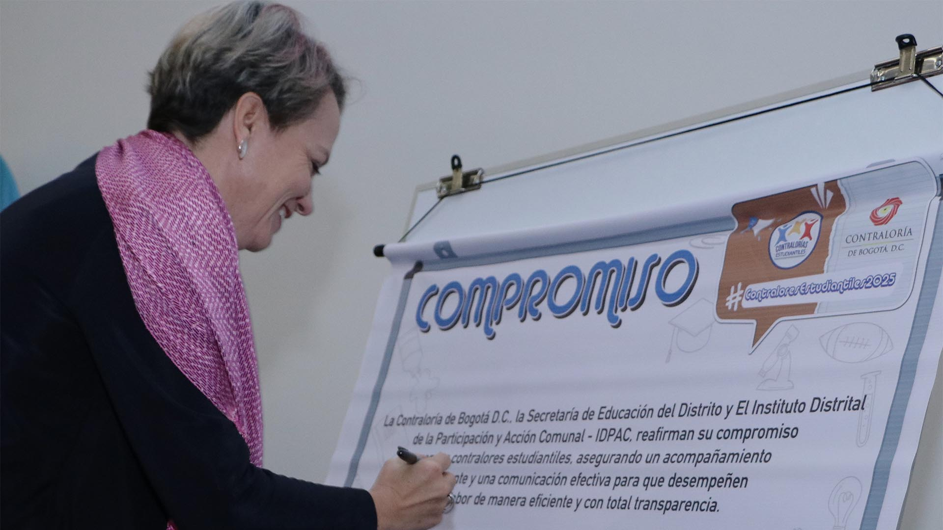 La Contraloría, en articulación con la Secretaría de Educación y el Instituto Distrital de la Participación y Acción Comunal – IDPAC, posesionó a 412 jóvenes como Contralores Estudiantiles para el 2025. Este evento constituye un hito en materia de participación ciudadana y control social, al consolidar el compromiso de las nuevas generaciones con la vigilancia de los recursos públicos y la transparencia en las instituciones educativas del Distrito.