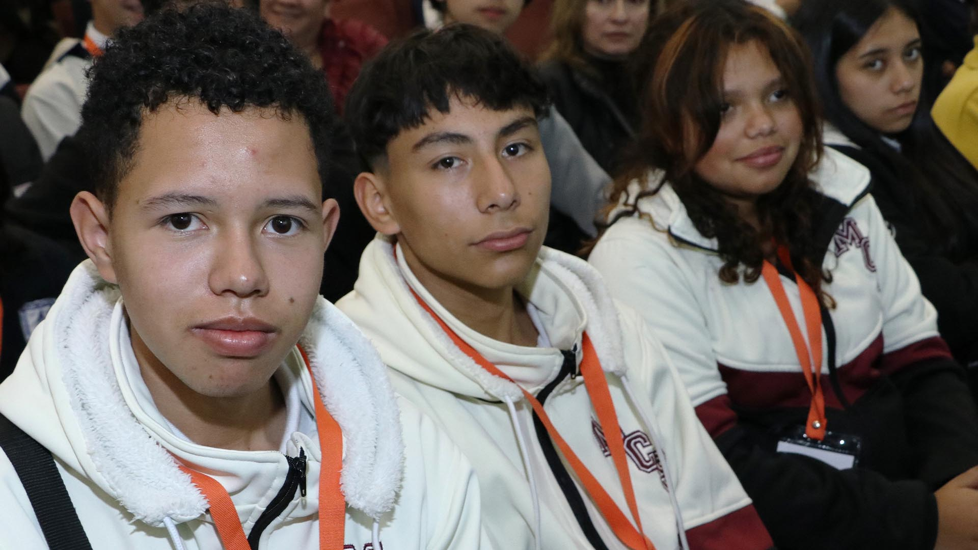 La Contraloría, en articulación con la Secretaría de Educación y el Instituto Distrital de la Participación y Acción Comunal – IDPAC, posesionó a 412 jóvenes como Contralores Estudiantiles para el 2025. Este evento constituye un hito en materia de participación ciudadana y control social, al consolidar el compromiso de las nuevas generaciones con la vigilancia de los recursos públicos y la transparencia en las instituciones educativas del Distrito.