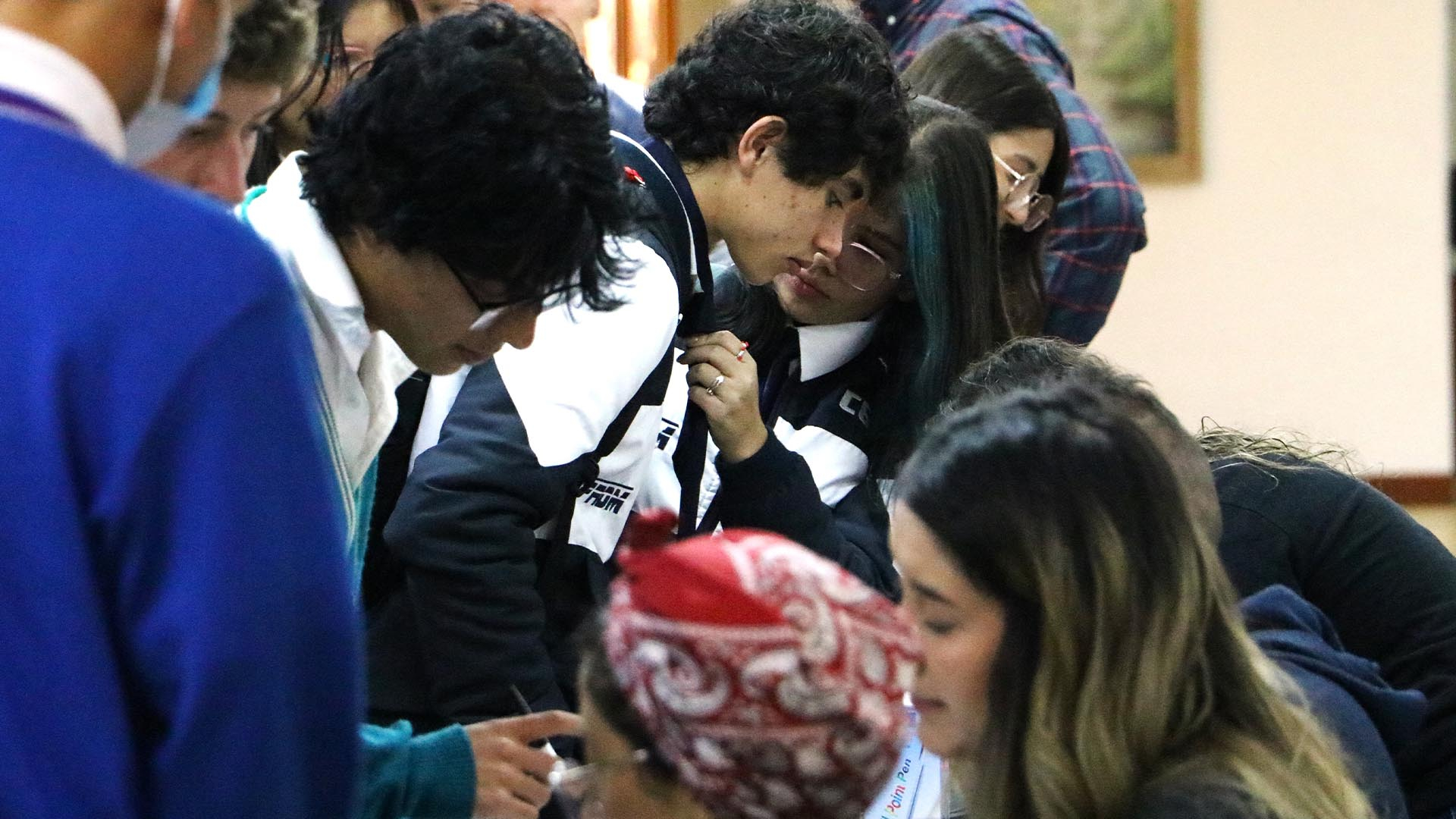 La Contraloría, en articulación con la Secretaría de Educación y el Instituto Distrital de la Participación y Acción Comunal – IDPAC, posesionó a 412 jóvenes como Contralores Estudiantiles para el 2025. Este evento constituye un hito en materia de participación ciudadana y control social, al consolidar el compromiso de las nuevas generaciones con la vigilancia de los recursos públicos y la transparencia en las instituciones educativas del Distrito.
