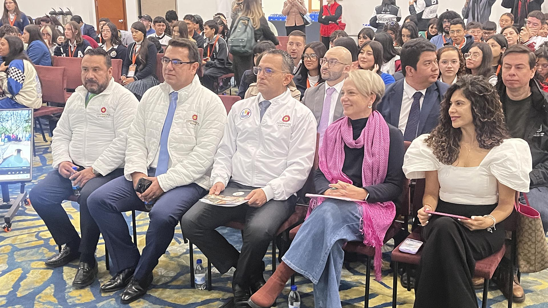 La Contraloría, en articulación con la Secretaría de Educación y el Instituto Distrital de la Participación y Acción Comunal – IDPAC, posesionó a 412 jóvenes como Contralores Estudiantiles para el 2025. Este evento constituye un hito en materia de participación ciudadana y control social, al consolidar el compromiso de las nuevas generaciones con la vigilancia de los recursos públicos y la transparencia en las instituciones educativas del Distrito.