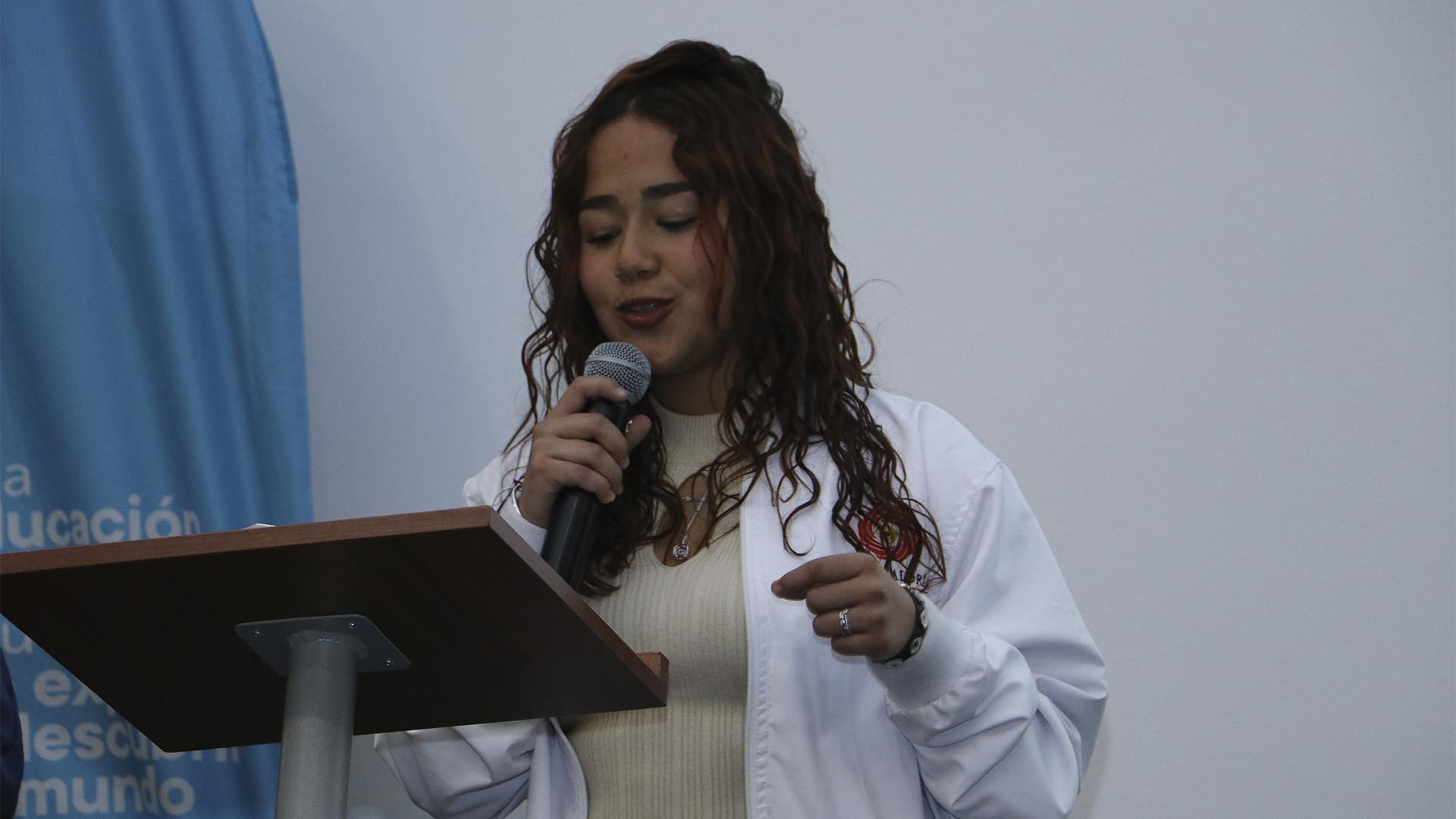 La Contraloría, en articulación con la Secretaría de Educación y el Instituto Distrital de la Participación y Acción Comunal – IDPAC, posesionó a 412 jóvenes como Contralores Estudiantiles para el 2025. Este evento constituye un hito en materia de participación ciudadana y control social, al consolidar el compromiso de las nuevas generaciones con la vigilancia de los recursos públicos y la transparencia en las instituciones educativas del Distrito.