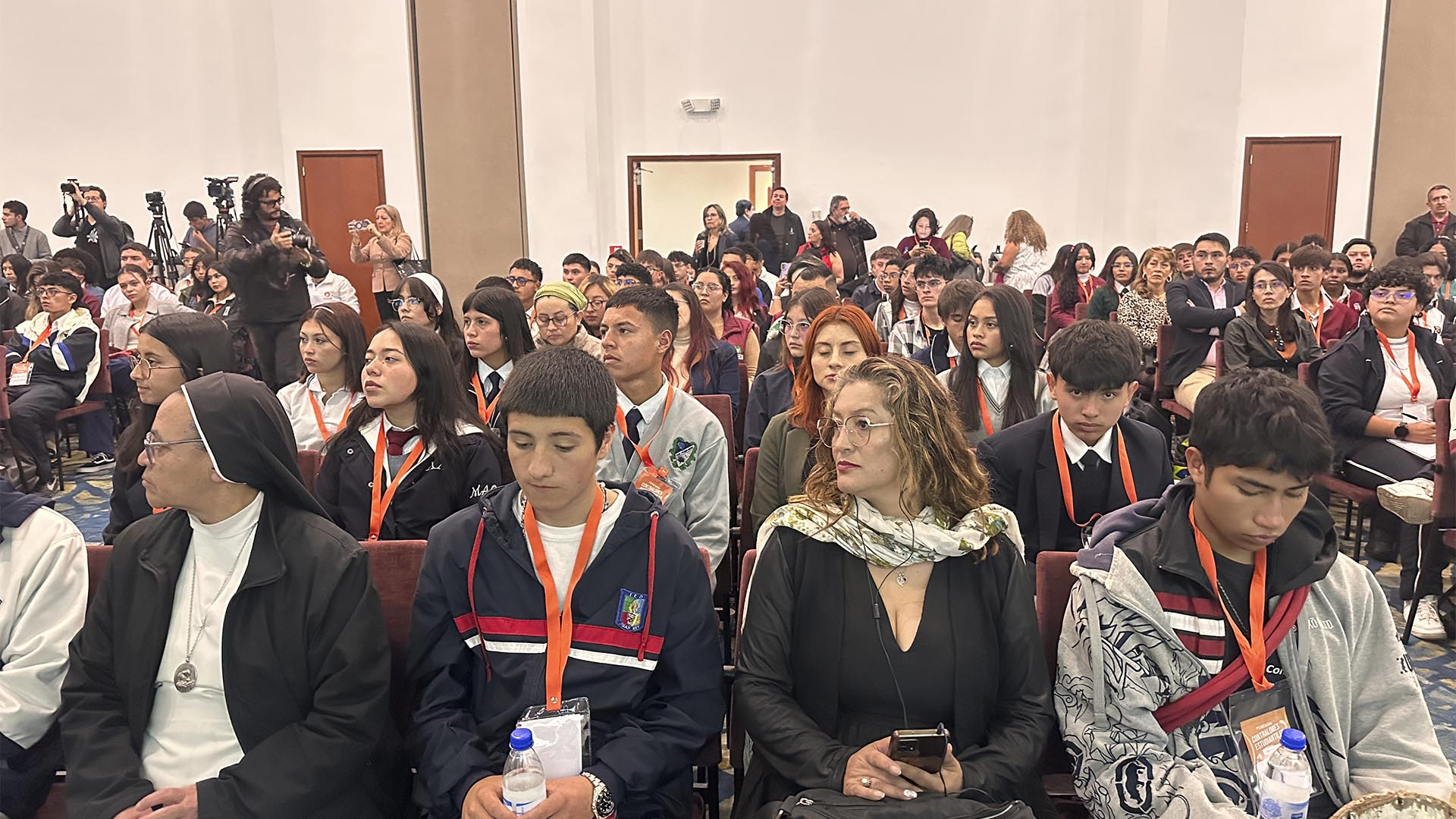La Contraloría, en articulación con la Secretaría de Educación y el Instituto Distrital de la Participación y Acción Comunal – IDPAC, posesionó a 412 jóvenes como Contralores Estudiantiles para el 2025. Este evento constituye un hito en materia de participación ciudadana y control social, al consolidar el compromiso de las nuevas generaciones con la vigilancia de los recursos públicos y la transparencia en las instituciones educativas del Distrito.