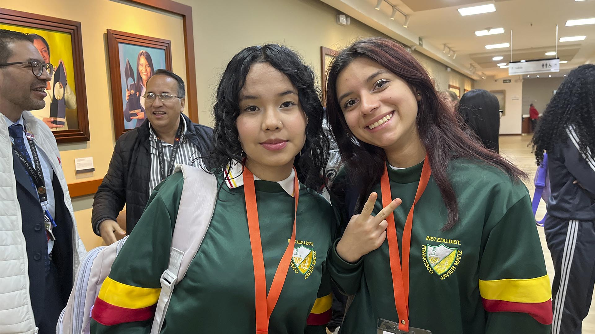 La Contraloría, en articulación con la Secretaría de Educación y el Instituto Distrital de la Participación y Acción Comunal – IDPAC, posesionó a 412 jóvenes como Contralores Estudiantiles para el 2025. Este evento constituye un hito en materia de participación ciudadana y control social, al consolidar el compromiso de las nuevas generaciones con la vigilancia de los recursos públicos y la transparencia en las instituciones educativas del Distrito.