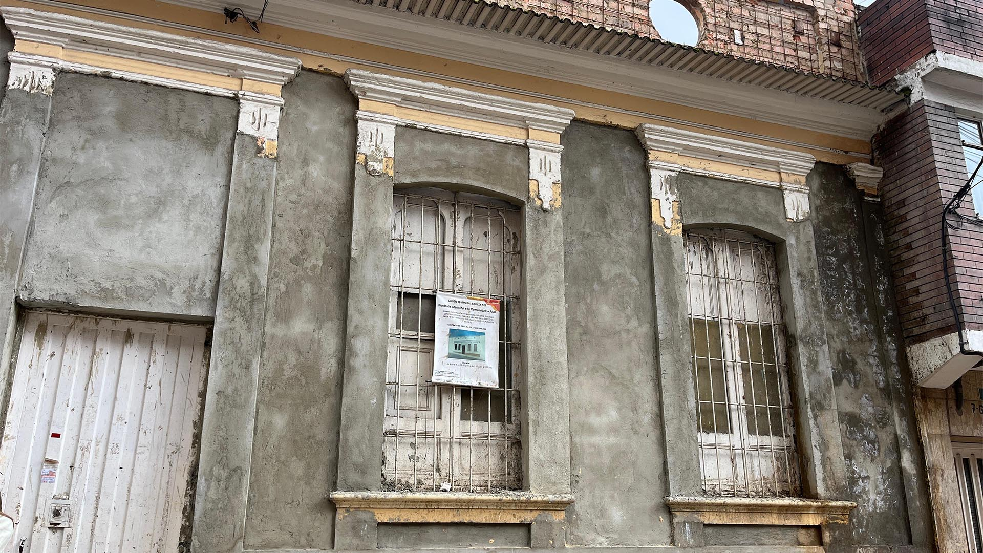 La Contraloría de Bogotá realizó un maratónico recorrido por seis localidades donde visitó las obras de alto impacto que se ejecutan en los barrios con recursos de los Fondos de Desarrollo Local. La jornada llevada a cabo en Los Mártires, Santa Fé, Teusaquillo, Bosa, Kennedy y Puente Aranda, fue liderada por el Director de Participación Ciudadana y Desarrollo Local de la Contraloría, Andrés Rojas.