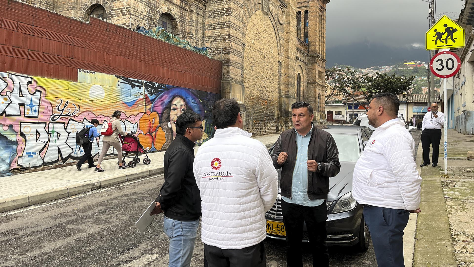 La Contraloría de Bogotá realizó un maratónico recorrido por seis localidades donde visitó las obras de alto impacto que se ejecutan en los barrios con recursos de los Fondos de Desarrollo Local. La jornada llevada a cabo en Los Mártires, Santa Fé, Teusaquillo, Bosa, Kennedy y Puente Aranda, fue liderada por el Director de Participación Ciudadana y Desarrollo Local de la Contraloría, Andrés Rojas.