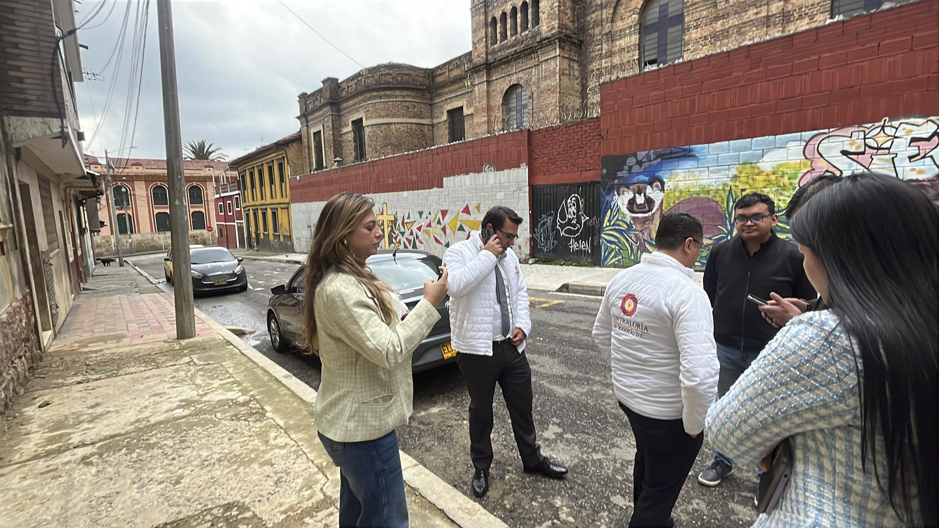 La Contraloría de Bogotá realizó un maratónico recorrido por seis localidades donde visitó las obras de alto impacto que se ejecutan en los barrios con recursos de los Fondos de Desarrollo Local. La jornada llevada a cabo en Los Mártires, Santa Fé, Teusaquillo, Bosa, Kennedy y Puente Aranda, fue liderada por el Director de Participación Ciudadana y Desarrollo Local de la Contraloría, Andrés Rojas.