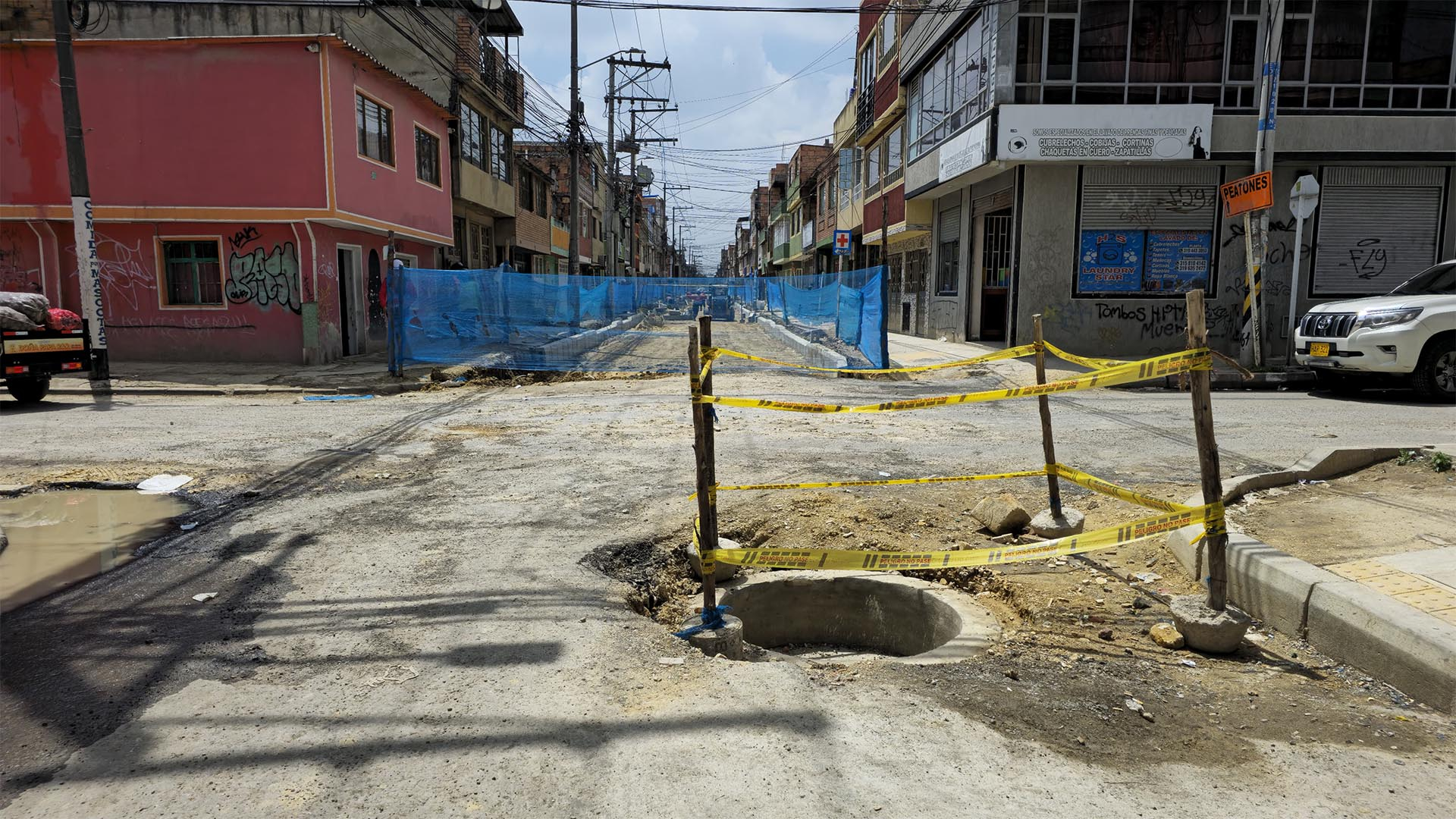 La Contraloría de Bogotá realizó un maratónico recorrido por seis localidades donde visitó las obras de alto impacto que se ejecutan en los barrios con recursos de los Fondos de Desarrollo Local. La jornada llevada a cabo en Los Mártires, Santa Fé, Teusaquillo, Bosa, Kennedy y Puente Aranda, fue liderada por el Director de Participación Ciudadana y Desarrollo Local de la Contraloría, Andrés Rojas.