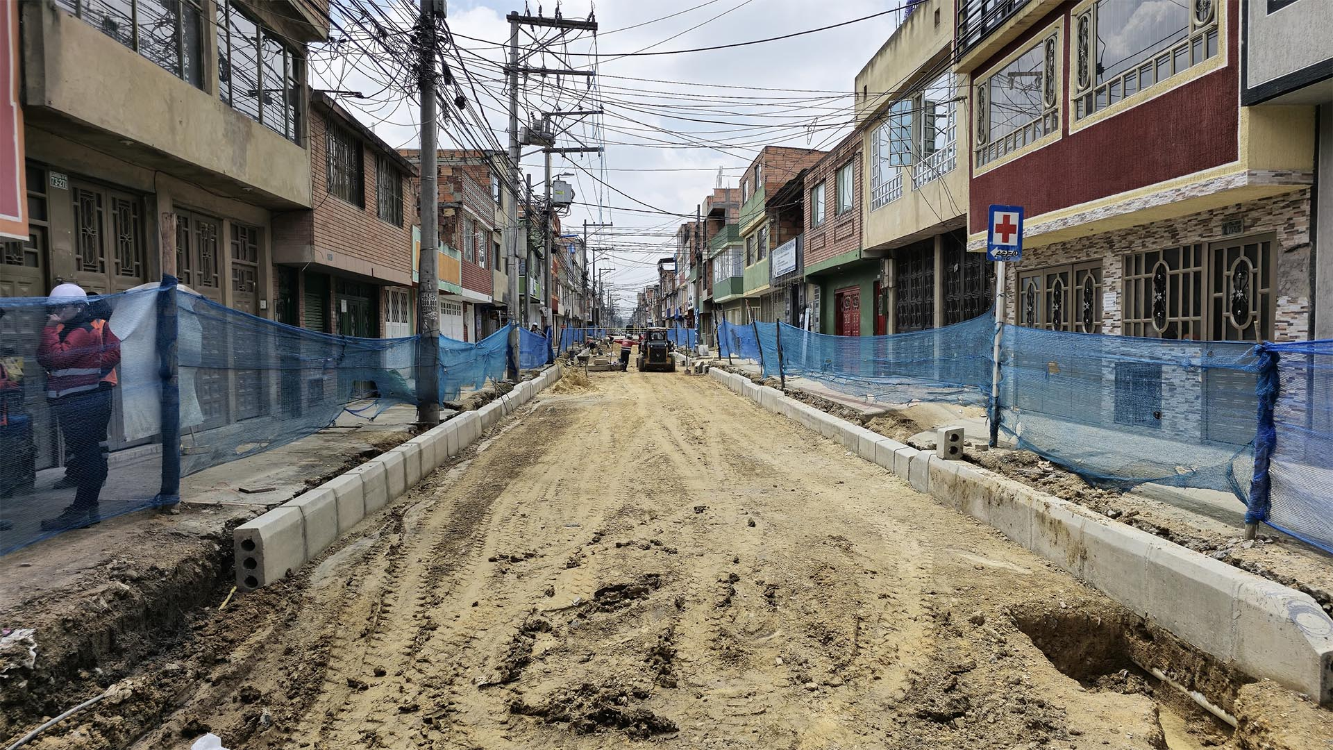 La Contraloría de Bogotá realizó un maratónico recorrido por seis localidades donde visitó las obras de alto impacto que se ejecutan en los barrios con recursos de los Fondos de Desarrollo Local. La jornada llevada a cabo en Los Mártires, Santa Fé, Teusaquillo, Bosa, Kennedy y Puente Aranda, fue liderada por el Director de Participación Ciudadana y Desarrollo Local de la Contraloría, Andrés Rojas.