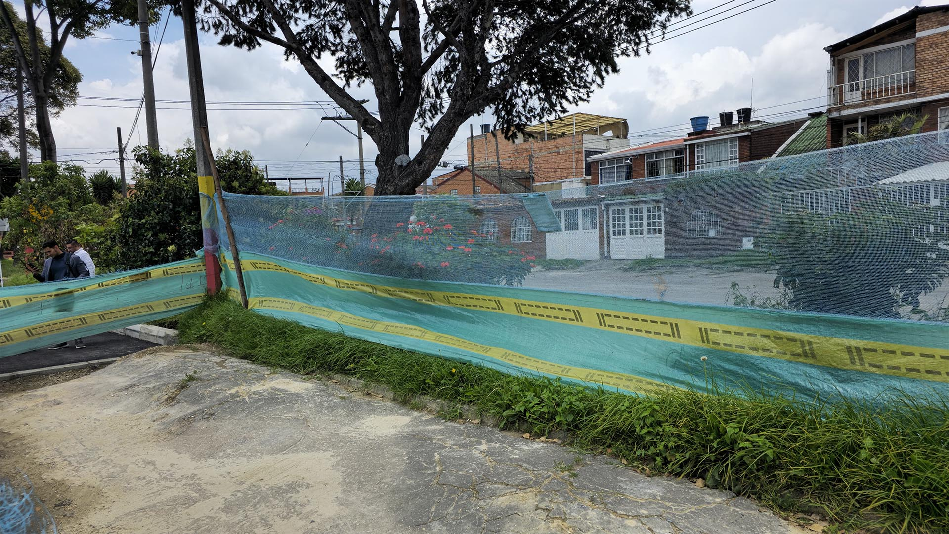 La Contraloría de Bogotá realizó un maratónico recorrido por seis localidades donde visitó las obras de alto impacto que se ejecutan en los barrios con recursos de los Fondos de Desarrollo Local. La jornada llevada a cabo en Los Mártires, Santa Fé, Teusaquillo, Bosa, Kennedy y Puente Aranda, fue liderada por el Director de Participación Ciudadana y Desarrollo Local de la Contraloría, Andrés Rojas.
