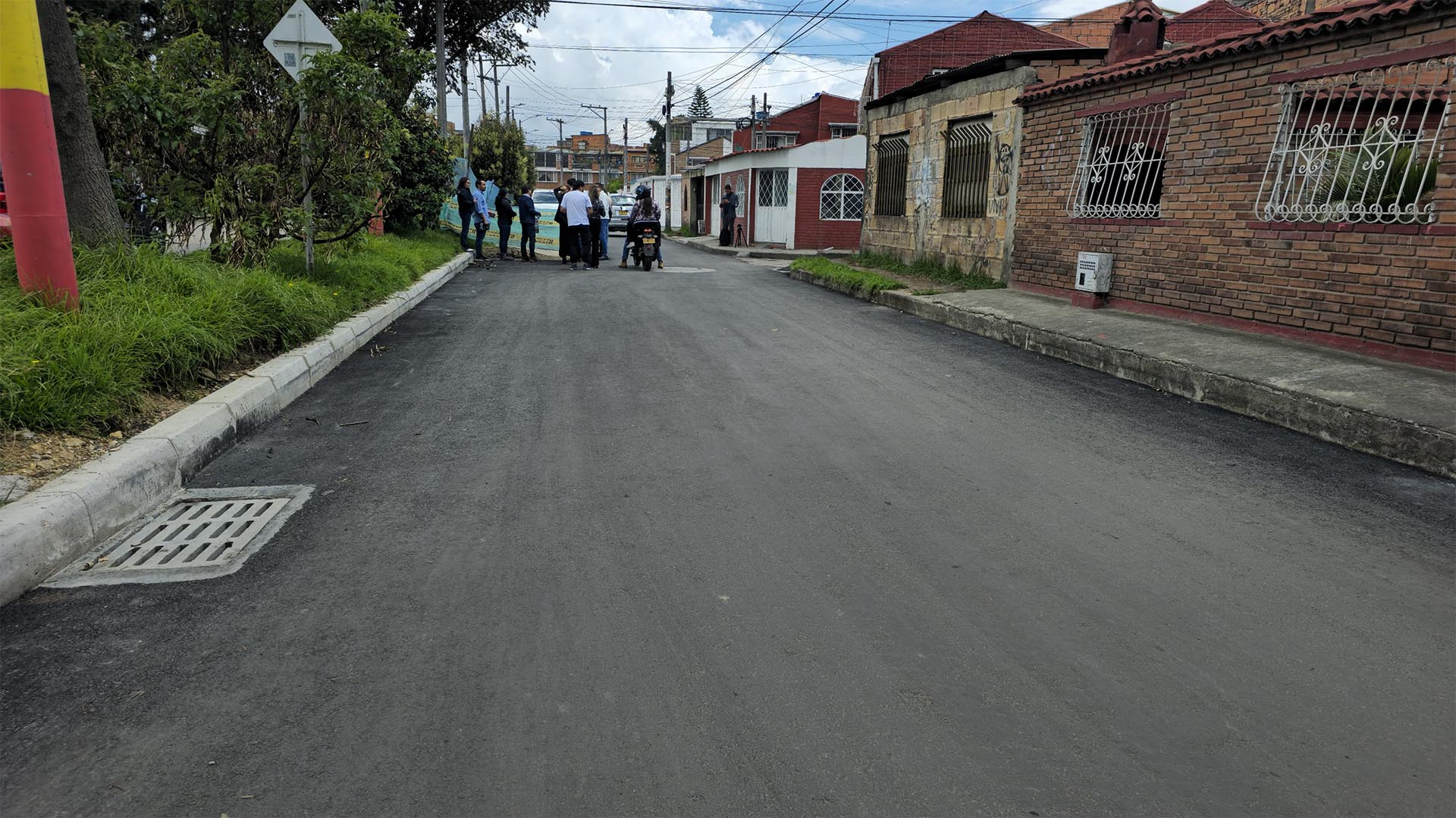La Contraloría de Bogotá realizó un maratónico recorrido por seis localidades donde visitó las obras de alto impacto que se ejecutan en los barrios con recursos de los Fondos de Desarrollo Local. La jornada llevada a cabo en Los Mártires, Santa Fé, Teusaquillo, Bosa, Kennedy y Puente Aranda, fue liderada por el Director de Participación Ciudadana y Desarrollo Local de la Contraloría, Andrés Rojas.