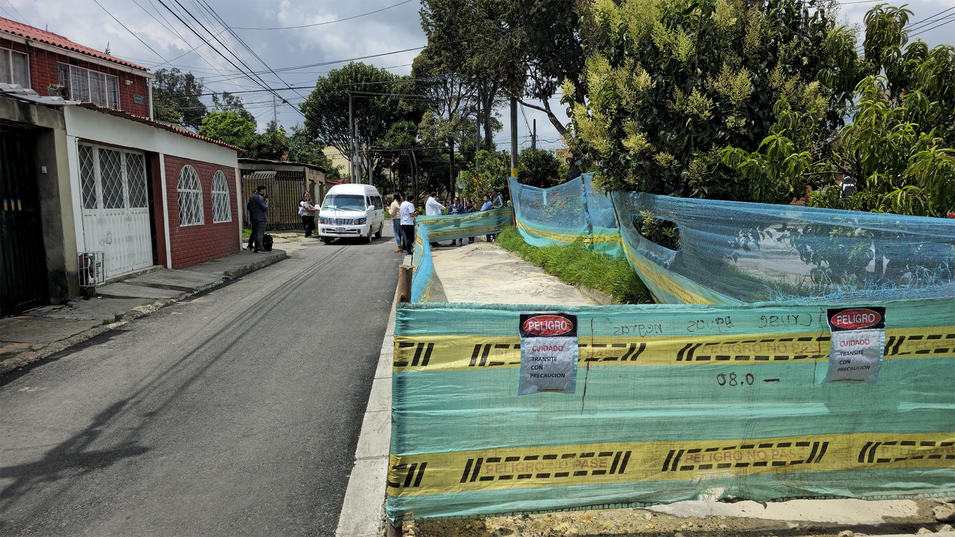 La Contraloría de Bogotá realizó un maratónico recorrido por seis localidades donde visitó las obras de alto impacto que se ejecutan en los barrios con recursos de los Fondos de Desarrollo Local. La jornada llevada a cabo en Los Mártires, Santa Fé, Teusaquillo, Bosa, Kennedy y Puente Aranda, fue liderada por el Director de Participación Ciudadana y Desarrollo Local de la Contraloría, Andrés Rojas.