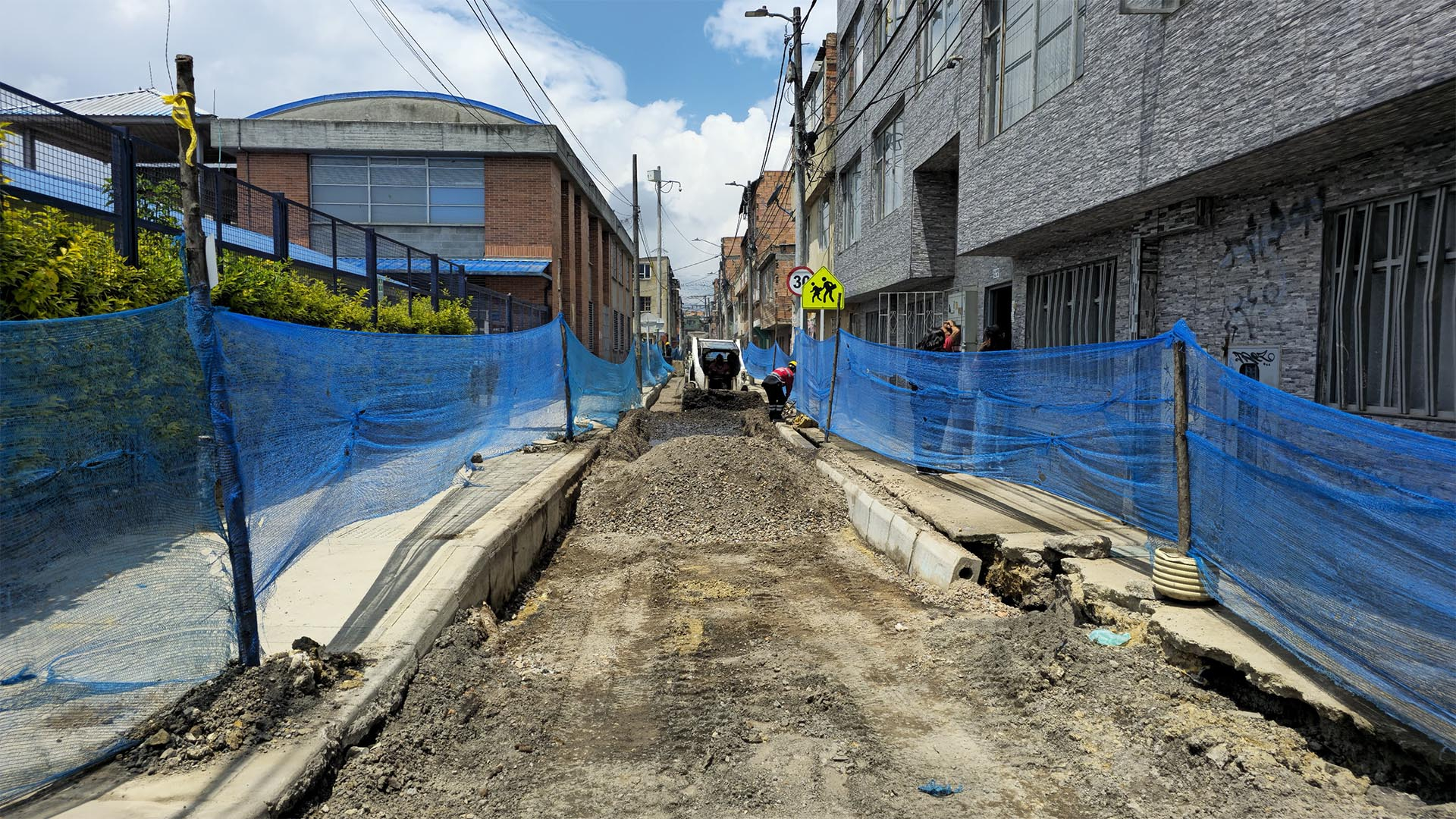 La Contraloría de Bogotá realizó un maratónico recorrido por seis localidades donde visitó las obras de alto impacto que se ejecutan en los barrios con recursos de los Fondos de Desarrollo Local. La jornada llevada a cabo en Los Mártires, Santa Fé, Teusaquillo, Bosa, Kennedy y Puente Aranda, fue liderada por el Director de Participación Ciudadana y Desarrollo Local de la Contraloría, Andrés Rojas.