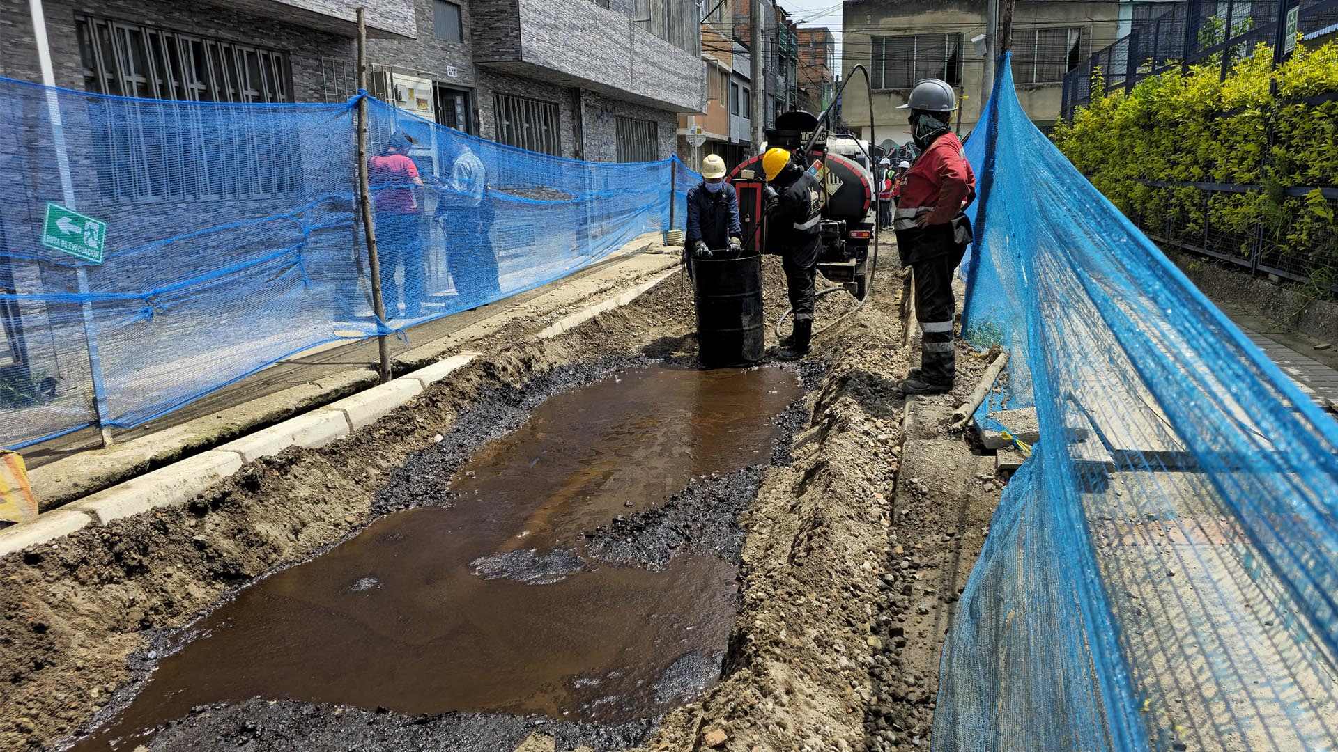 La Contraloría de Bogotá realizó un maratónico recorrido por seis localidades donde visitó las obras de alto impacto que se ejecutan en los barrios con recursos de los Fondos de Desarrollo Local. La jornada llevada a cabo en Los Mártires, Santa Fé, Teusaquillo, Bosa, Kennedy y Puente Aranda, fue liderada por el Director de Participación Ciudadana y Desarrollo Local de la Contraloría, Andrés Rojas.