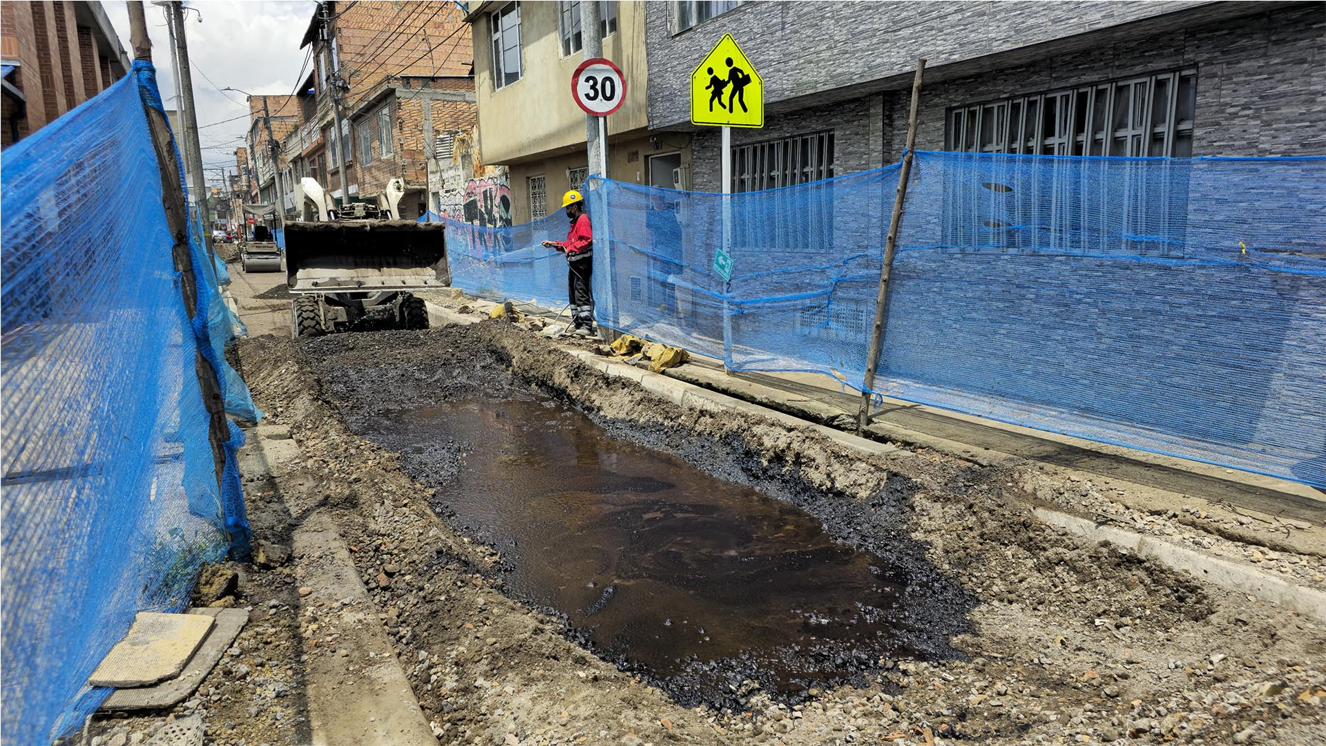 La Contraloría de Bogotá realizó un maratónico recorrido por seis localidades donde visitó las obras de alto impacto que se ejecutan en los barrios con recursos de los Fondos de Desarrollo Local. La jornada llevada a cabo en Los Mártires, Santa Fé, Teusaquillo, Bosa, Kennedy y Puente Aranda, fue liderada por el Director de Participación Ciudadana y Desarrollo Local de la Contraloría, Andrés Rojas.
