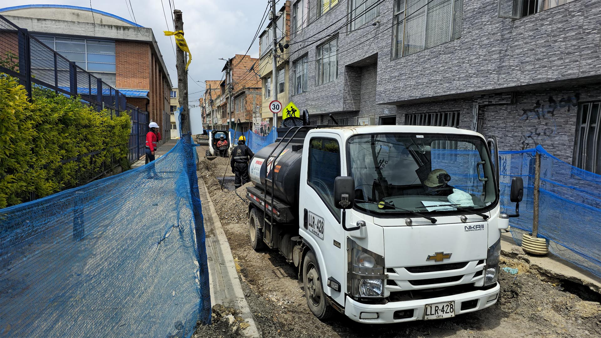 La Contraloría de Bogotá realizó un maratónico recorrido por seis localidades donde visitó las obras de alto impacto que se ejecutan en los barrios con recursos de los Fondos de Desarrollo Local. La jornada llevada a cabo en Los Mártires, Santa Fé, Teusaquillo, Bosa, Kennedy y Puente Aranda, fue liderada por el Director de Participación Ciudadana y Desarrollo Local de la Contraloría, Andrés Rojas.