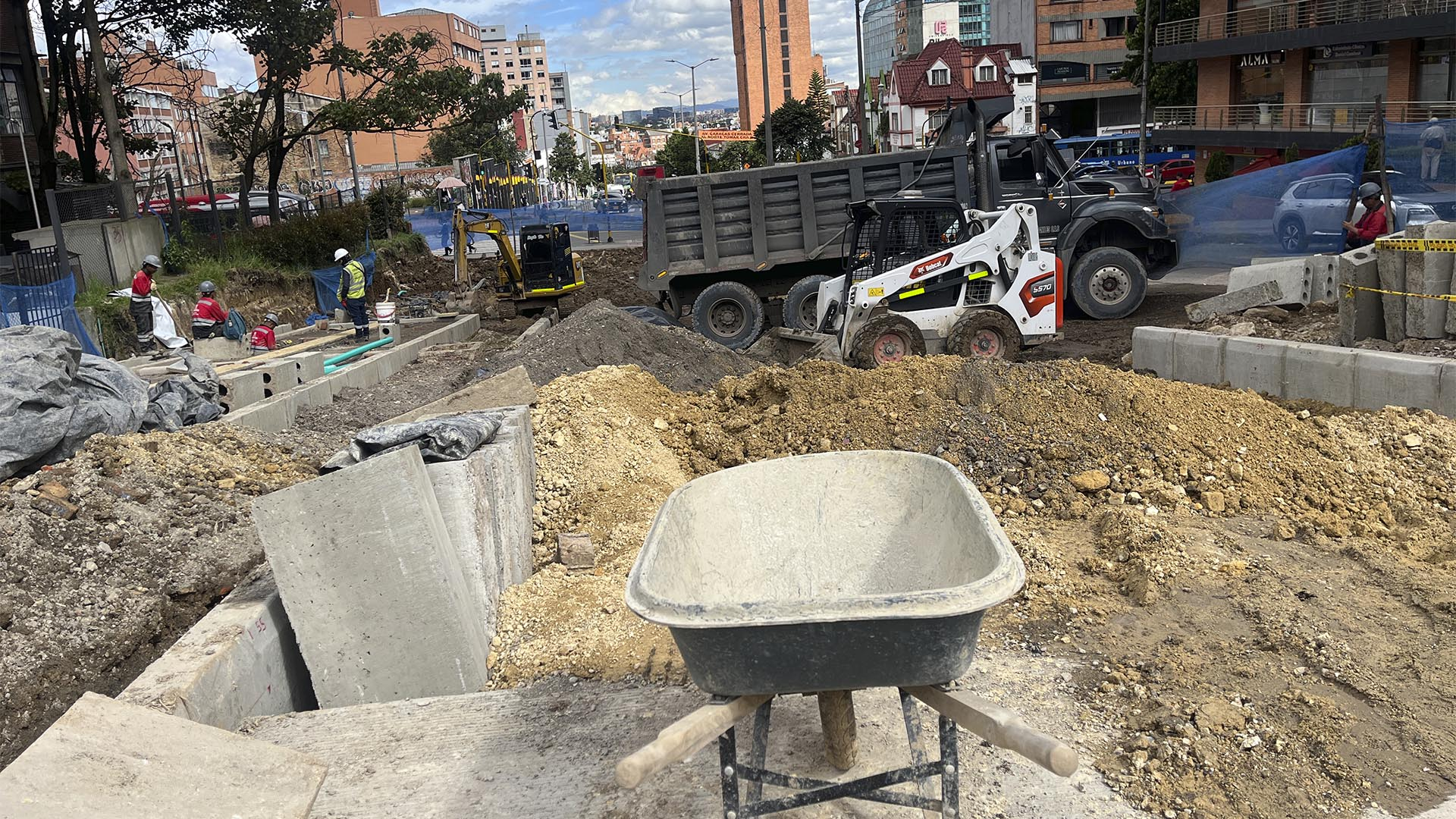 La Dirección Sectorial de Movilidad llevó a cabo un recorrido por las obras de la avenida Francisco Miranda (calle 45 entre carreras 5a y 7a), donde se evidenció un atraso del 21 %. Ante esto, la Contraloría hará un seguimiento constante a este proyecto que busca beneficiar a los habitantes de la Localidad de Chapinero.