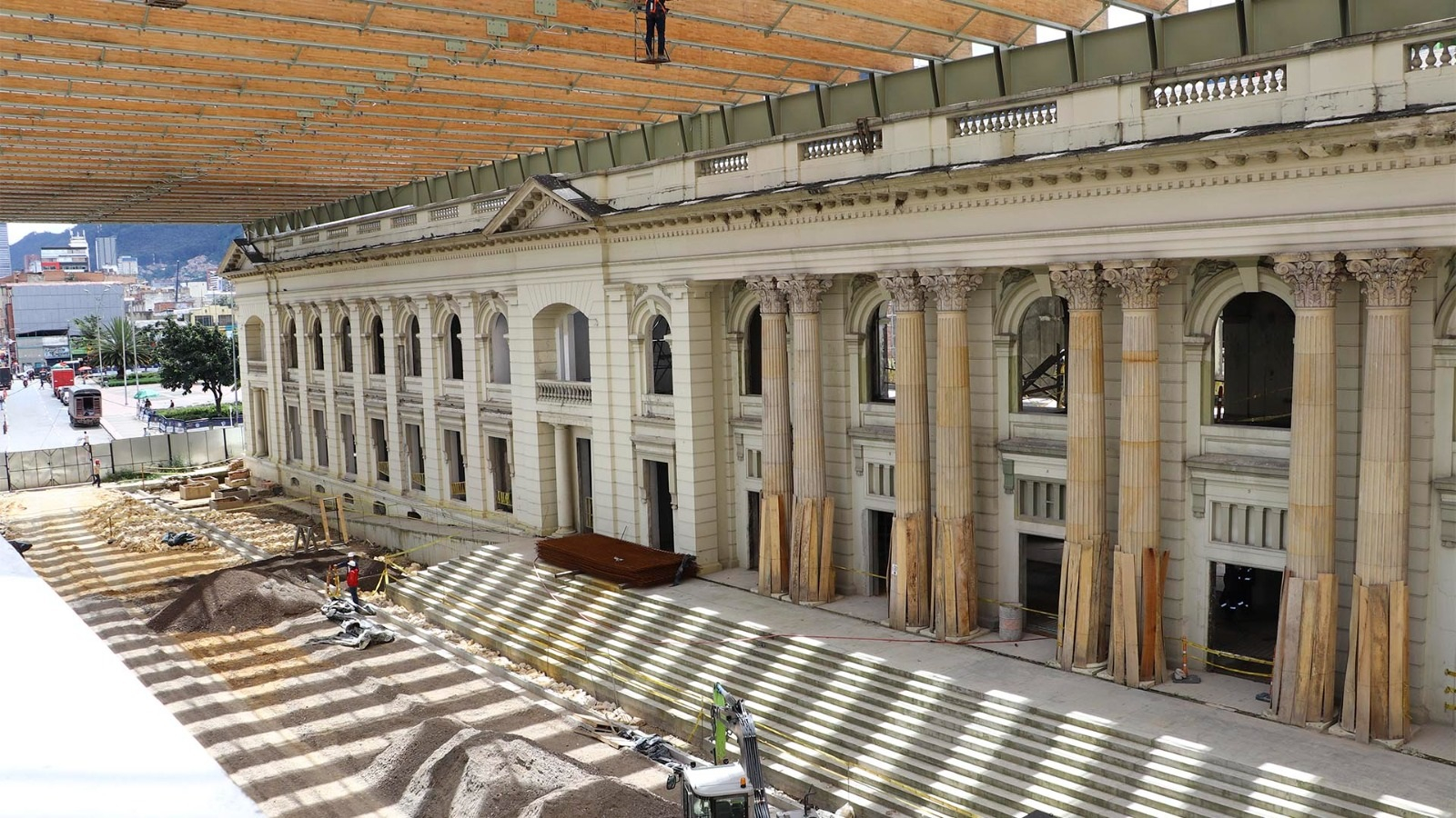 Para establecer en sitio su estado, la Contraloría hizo una Visita Administrativa al Bronx Distrito Creativo, un proyecto de renovación patrimonial que busca revitalizar 34,884 m² de construcción en edificaciones que se extienden desde el antiguo batallón de la Av. Caracas hasta una nueva plazoleta.