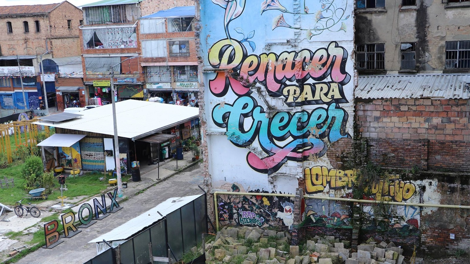 Para establecer en sitio su estado, la Contraloría hizo una Visita Administrativa al Bronx Distrito Creativo, un proyecto de renovación patrimonial que busca revitalizar 34,884 m² de construcción en edificaciones que se extienden desde el antiguo batallón de la Av. Caracas hasta una nueva plazoleta.