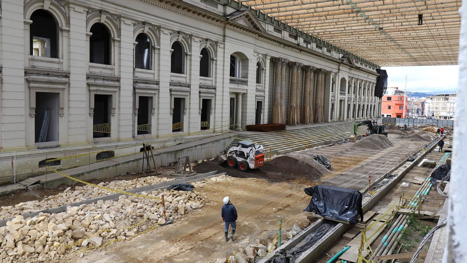 Para establecer en sitio su estado, la Contraloría hizo una Visita Administrativa al Bronx Distrito Creativo, un proyecto de renovación patrimonial que busca revitalizar 34,884 m² de construcción en edificaciones que se extienden desde el antiguo batallón de la Av. Caracas hasta una nueva plazoleta.