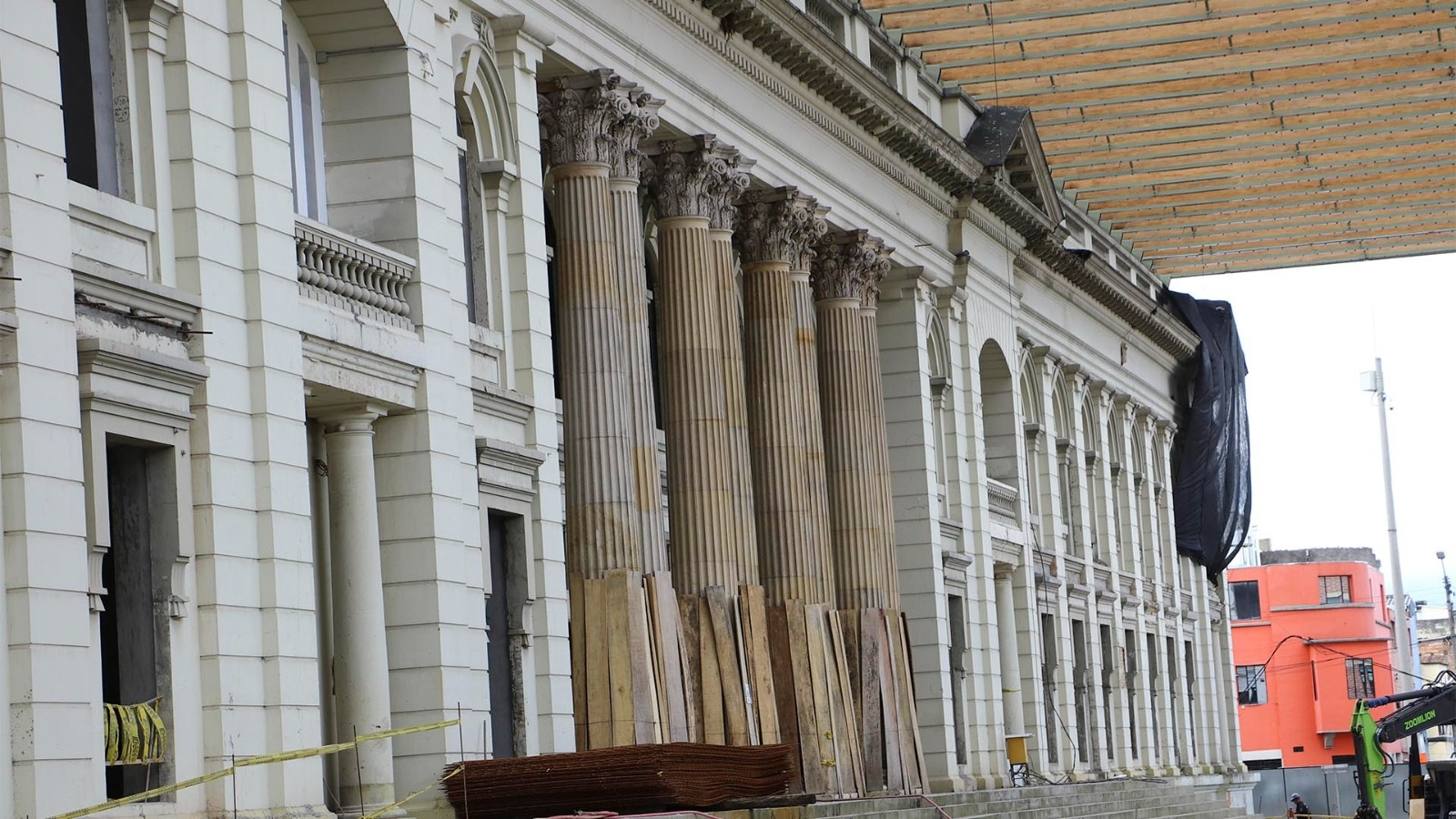 Para establecer en sitio su estado, la Contraloría hizo una Visita Administrativa al Bronx Distrito Creativo, un proyecto de renovación patrimonial que busca revitalizar 34,884 m² de construcción en edificaciones que se extienden desde el antiguo batallón de la Av. Caracas hasta una nueva plazoleta.