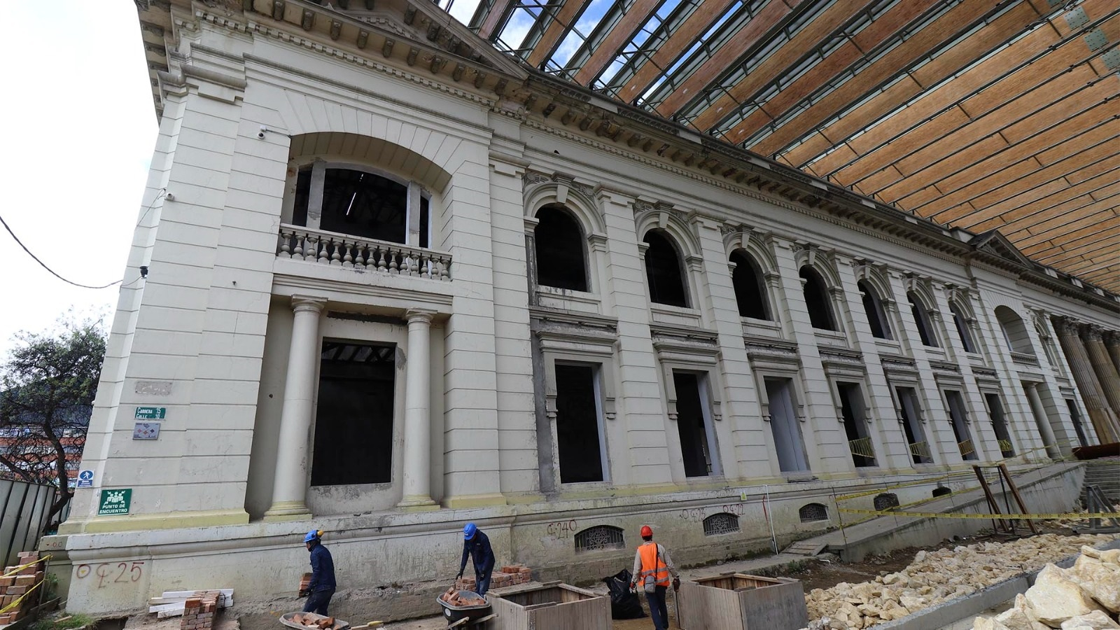 Para establecer en sitio su estado, la Contraloría hizo una Visita Administrativa al Bronx Distrito Creativo, un proyecto de renovación patrimonial que busca revitalizar 34,884 m² de construcción en edificaciones que se extienden desde el antiguo batallón de la Av. Caracas hasta una nueva plazoleta.
