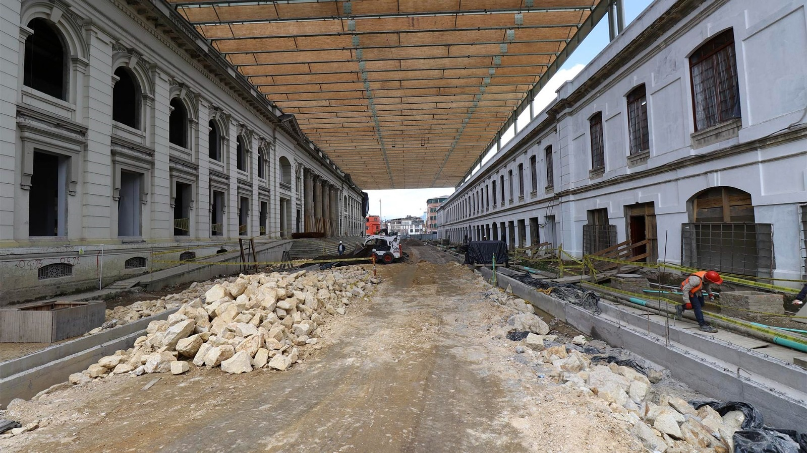 Para establecer en sitio su estado, la Contraloría hizo una Visita Administrativa al Bronx Distrito Creativo, un proyecto de renovación patrimonial que busca revitalizar 34,884 m² de construcción en edificaciones que se extienden desde el antiguo batallón de la Av. Caracas hasta una nueva plazoleta.