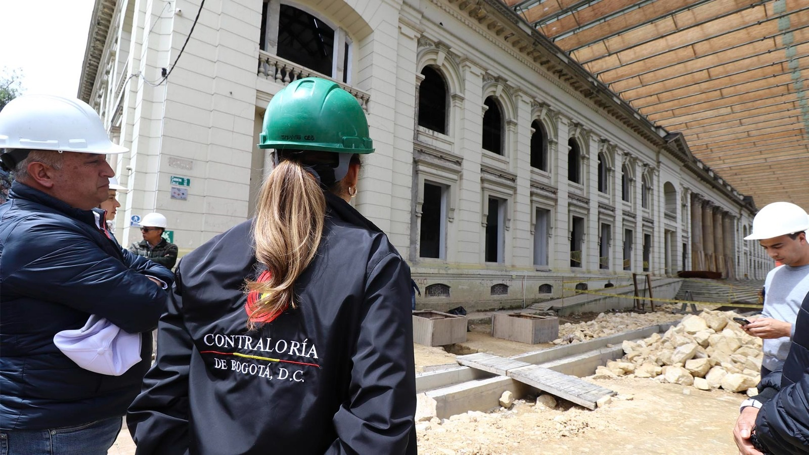 Para establecer en sitio su estado, la Contraloría hizo una Visita Administrativa al Bronx Distrito Creativo, un proyecto de renovación patrimonial que busca revitalizar 34,884 m² de construcción en edificaciones que se extienden desde el antiguo batallón de la Av. Caracas hasta una nueva plazoleta.