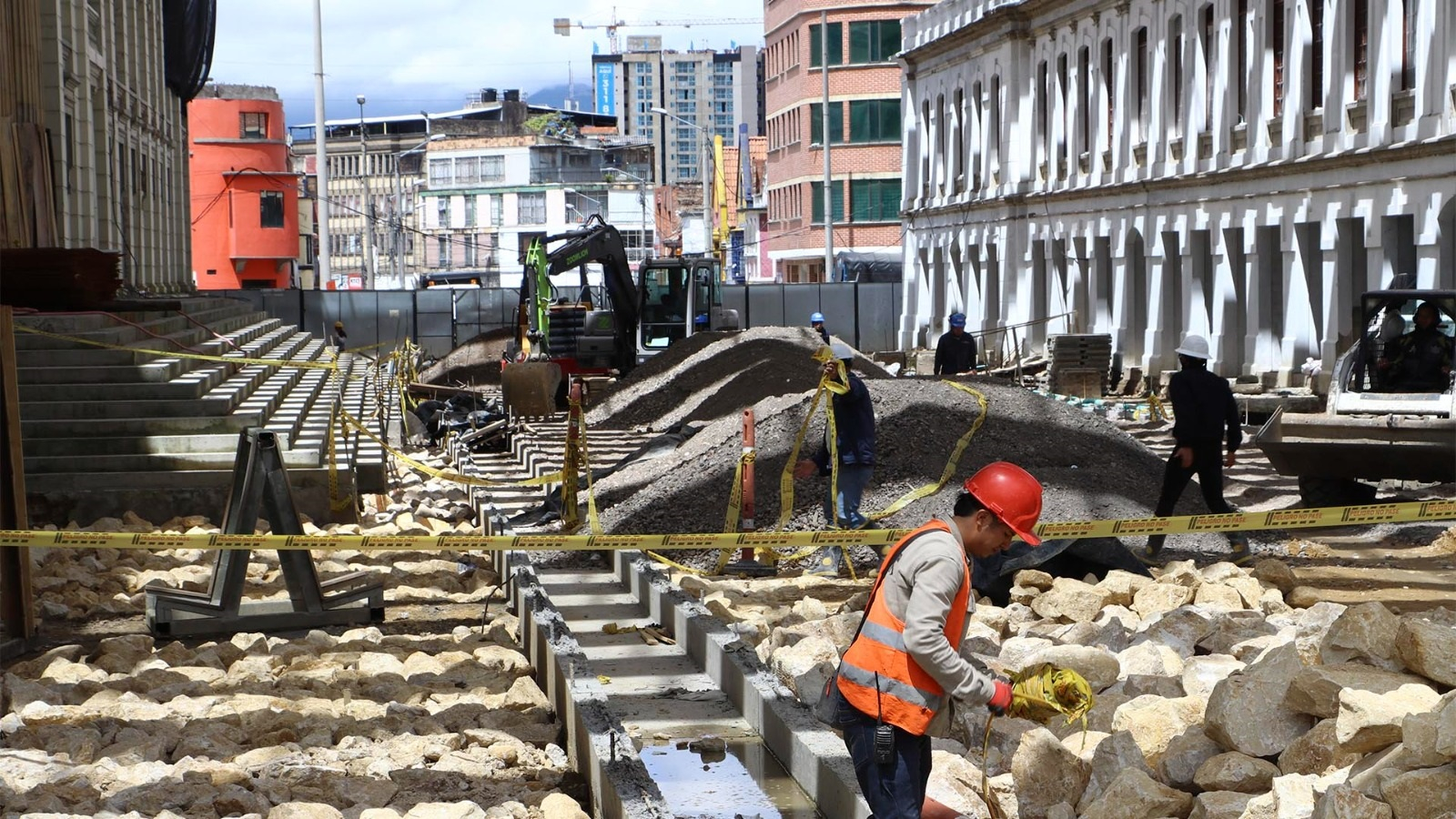 Para establecer en sitio su estado, la Contraloría hizo una Visita Administrativa al Bronx Distrito Creativo, un proyecto de renovación patrimonial que busca revitalizar 34,884 m² de construcción en edificaciones que se extienden desde el antiguo batallón de la Av. Caracas hasta una nueva plazoleta.