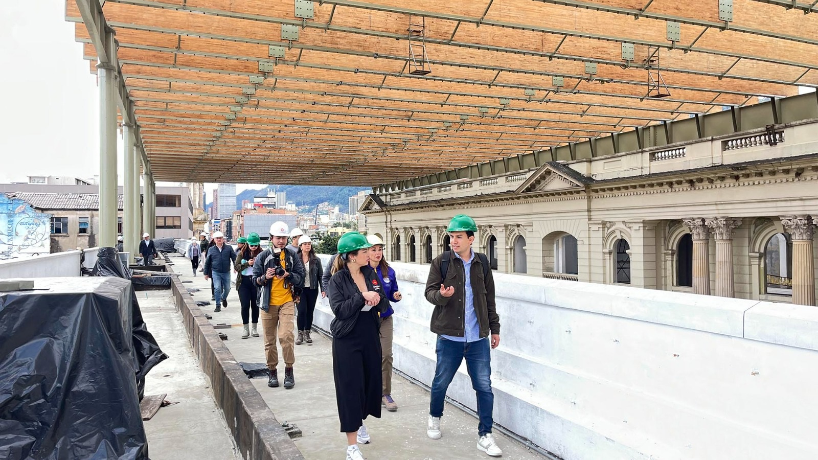Para establecer en sitio su estado, la Contraloría hizo una Visita Administrativa al Bronx Distrito Creativo, un proyecto de renovación patrimonial que busca revitalizar 34,884 m² de construcción en edificaciones que se extienden desde el antiguo batallón de la Av. Caracas hasta una nueva plazoleta.