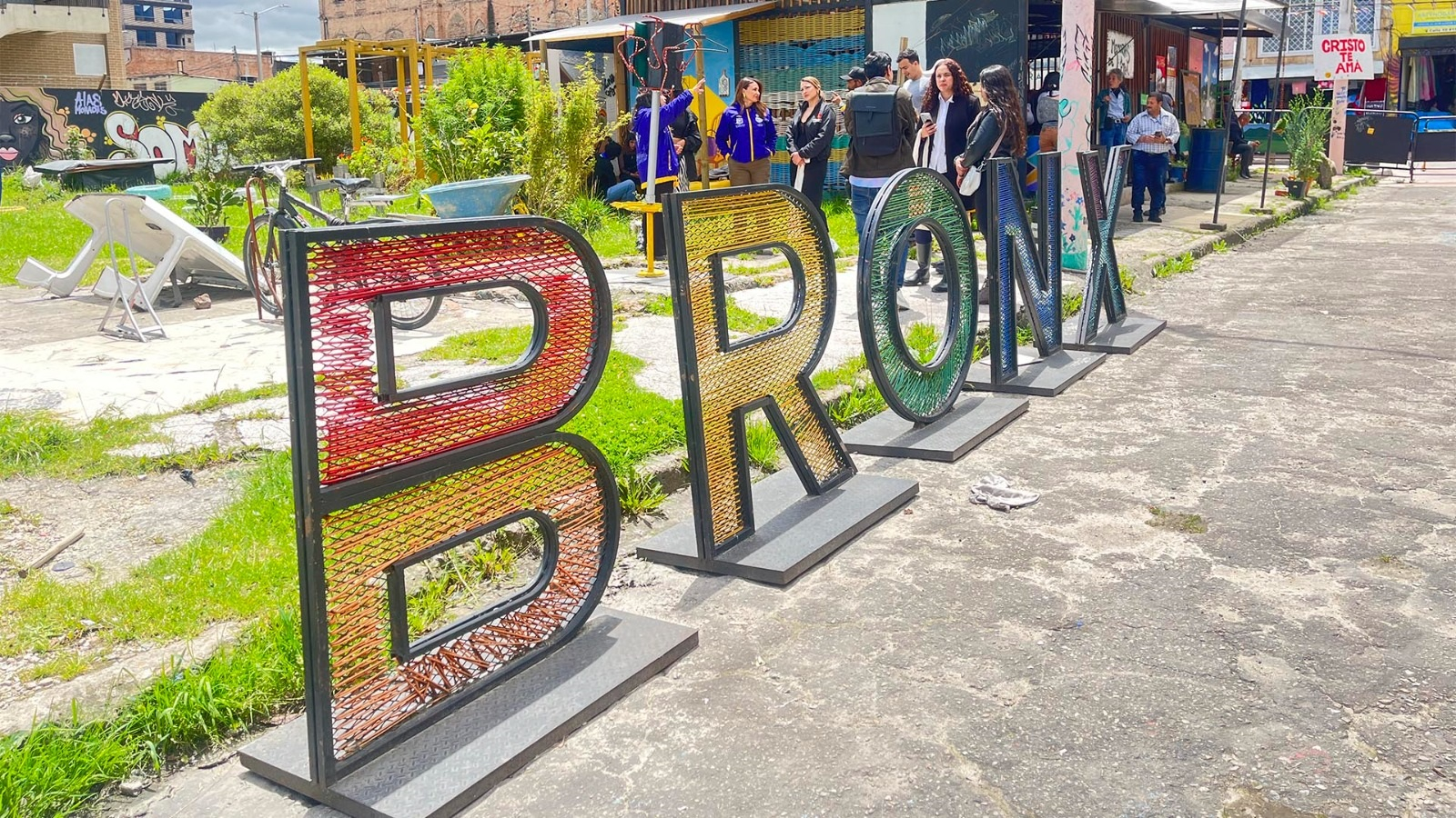 Para establecer en sitio su estado, la Contraloría hizo una Visita Administrativa al Bronx Distrito Creativo, un proyecto de renovación patrimonial que busca revitalizar 34,884 m² de construcción en edificaciones que se extienden desde el antiguo batallón de la Av. Caracas hasta una nueva plazoleta.
