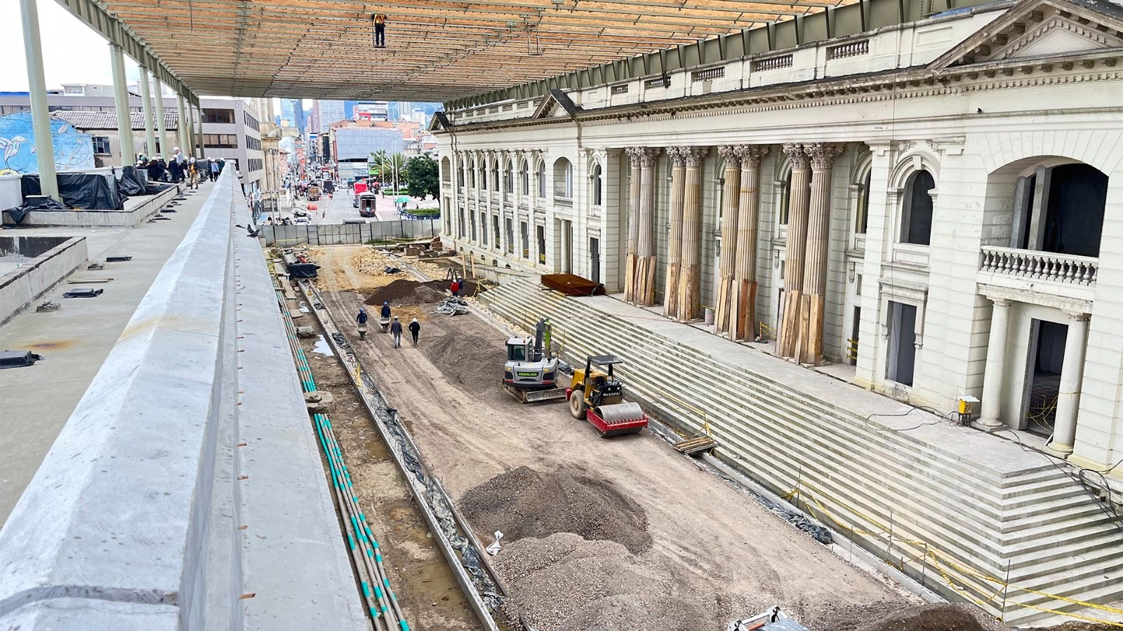 Para establecer en sitio su estado, la Contraloría hizo una Visita Administrativa al Bronx Distrito Creativo, un proyecto de renovación patrimonial que busca revitalizar 34,884 m² de construcción en edificaciones que se extienden desde el antiguo batallón de la Av. Caracas hasta una nueva plazoleta.