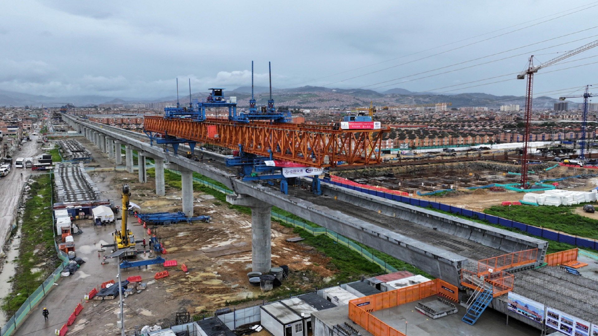El Contralor de Bogotá, Julián Mauricio Ruiz, junto con el equipo de la Dirección del Sector Movilidad, recorrió las obras de la Primera Línea del Metro para constatar en sitio su estado y avances. La visita incluyó sitios estratégicos como la planta de prefabricados de pilotos PHC, garaje y pasarela de trenes, el viaducto, la Primera Estación y las obras de la Avenida Caracas.