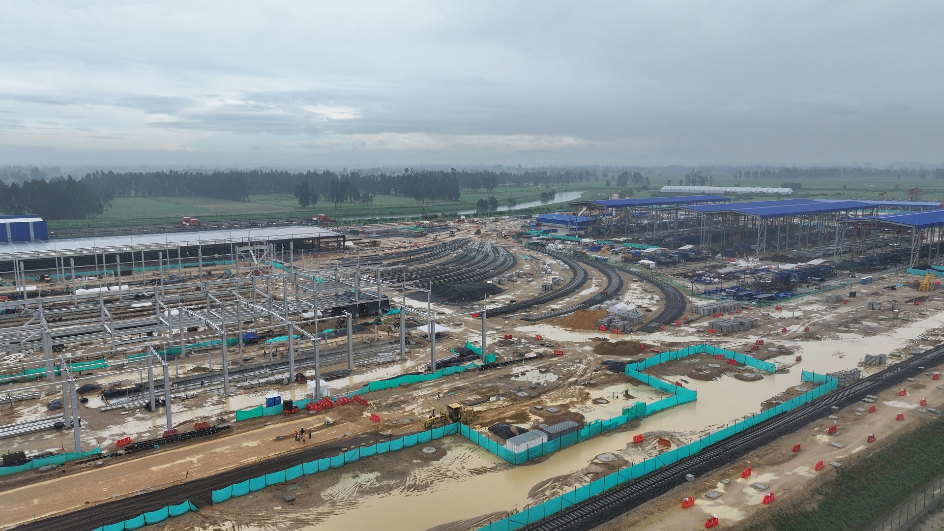 El Contralor de Bogotá, Julián Mauricio Ruiz, junto con el equipo de la Dirección del Sector Movilidad, recorrió las obras de la Primera Línea del Metro para constatar en sitio su estado y avances. La visita incluyó sitios estratégicos como la planta de prefabricados de pilotos PHC, garaje y pasarela de trenes, el viaducto, la Primera Estación y las obras de la Avenida Caracas.