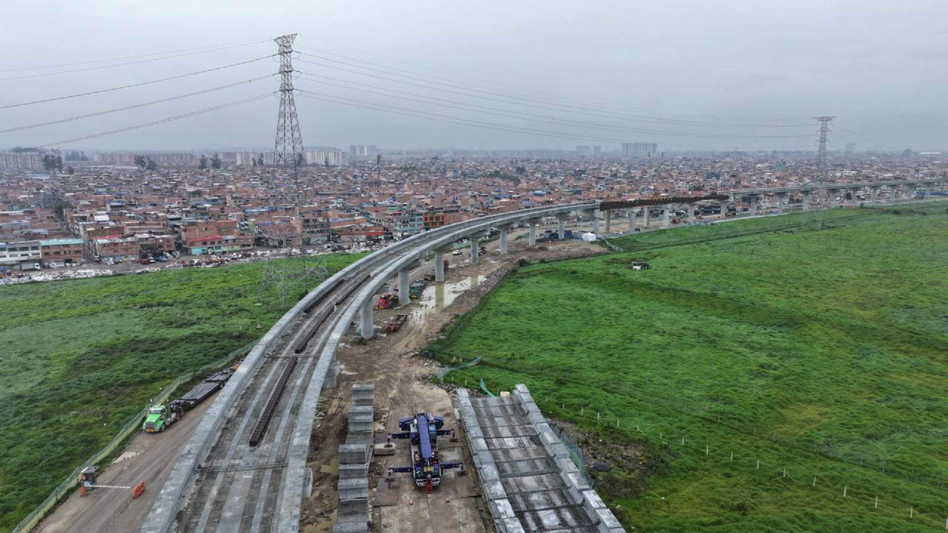 El Contralor de Bogotá, Julián Mauricio Ruiz, junto con el equipo de la Dirección del Sector Movilidad, recorrió las obras de la Primera Línea del Metro para constatar en sitio su estado y avances. La visita incluyó sitios estratégicos como la planta de prefabricados de pilotos PHC, garaje y pasarela de trenes, el viaducto, la Primera Estación y las obras de la Avenida Caracas.