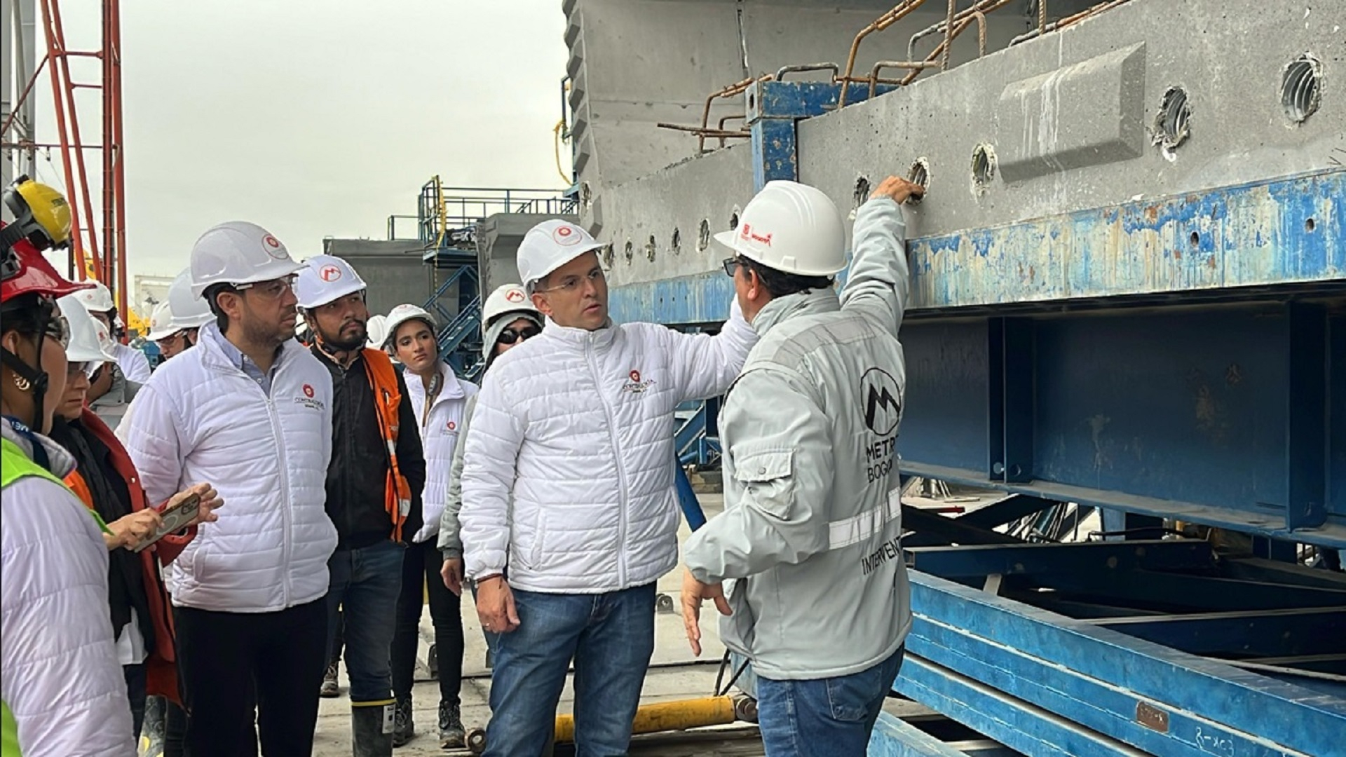El Contralor de Bogotá, Julián Mauricio Ruiz, junto con el equipo de la Dirección del Sector Movilidad, recorrió las obras de la Primera Línea del Metro para constatar en sitio su estado y avances. La visita incluyó sitios estratégicos como la planta de prefabricados de pilotos PHC, garaje y pasarela de trenes, el viaducto, la Primera Estación y las obras de la Avenida Caracas.