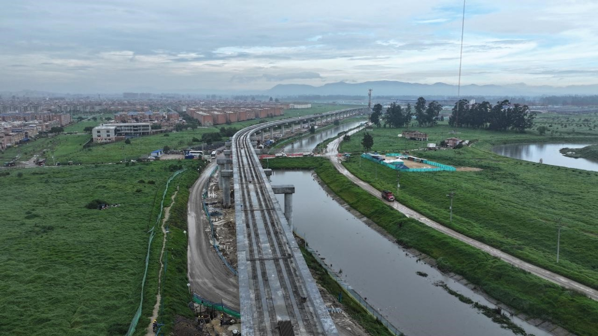 El Contralor de Bogotá, Julián Mauricio Ruiz, junto con el equipo de la Dirección del Sector Movilidad, recorrió las obras de la Primera Línea del Metro para constatar en sitio su estado y avances. La visita incluyó sitios estratégicos como la planta de prefabricados de pilotos PHC, garaje y pasarela de trenes, el viaducto, la Primera Estación y las obras de la Avenida Caracas.