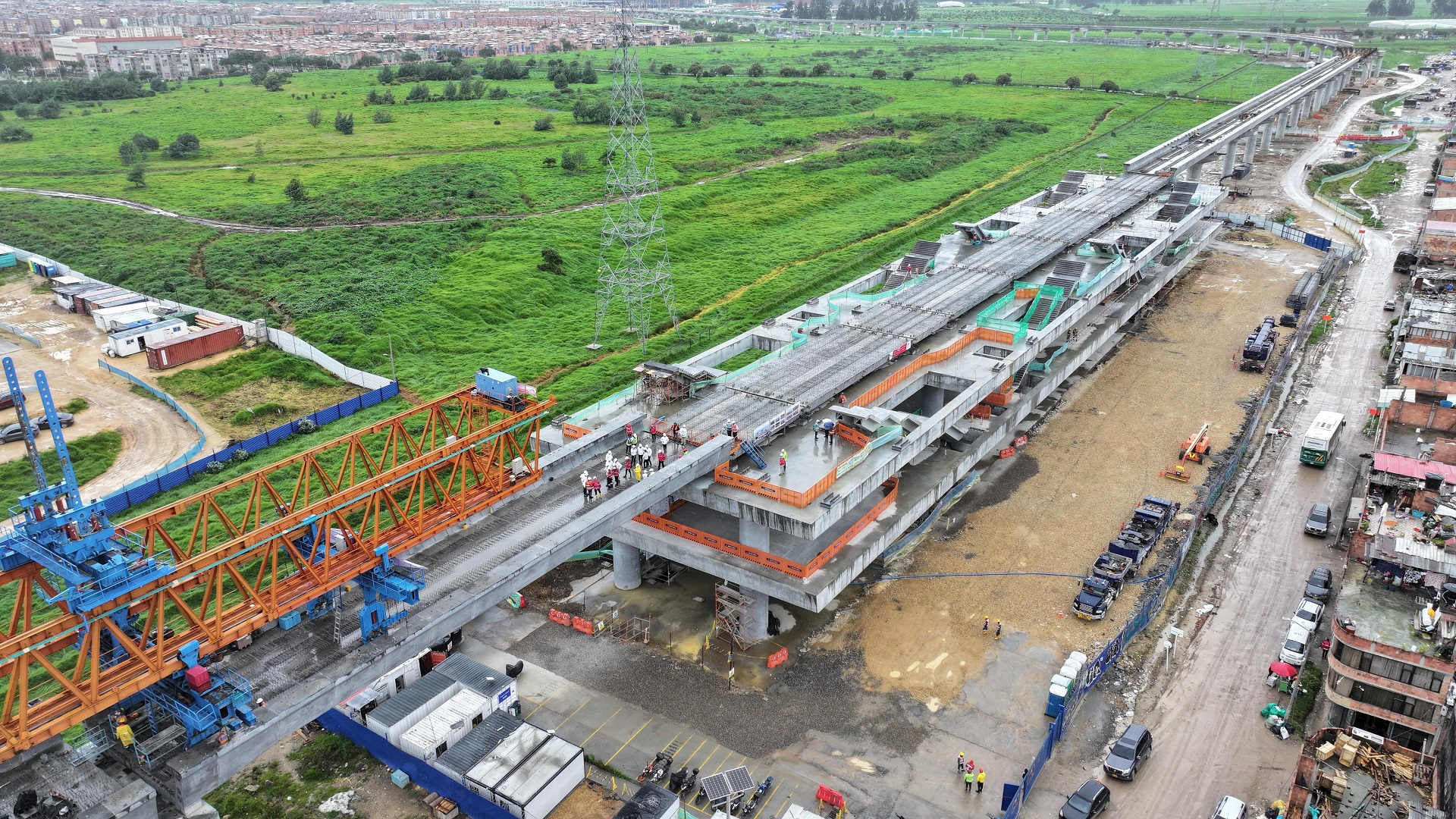 El Contralor de Bogotá, Julián Mauricio Ruiz, junto con el equipo de la Dirección del Sector Movilidad, recorrió las obras de la Primera Línea del Metro para constatar en sitio su estado y avances. La visita incluyó sitios estratégicos como la planta de prefabricados de pilotos PHC, garaje y pasarela de trenes, el viaducto, la Primera Estación y las obras de la Avenida Caracas.