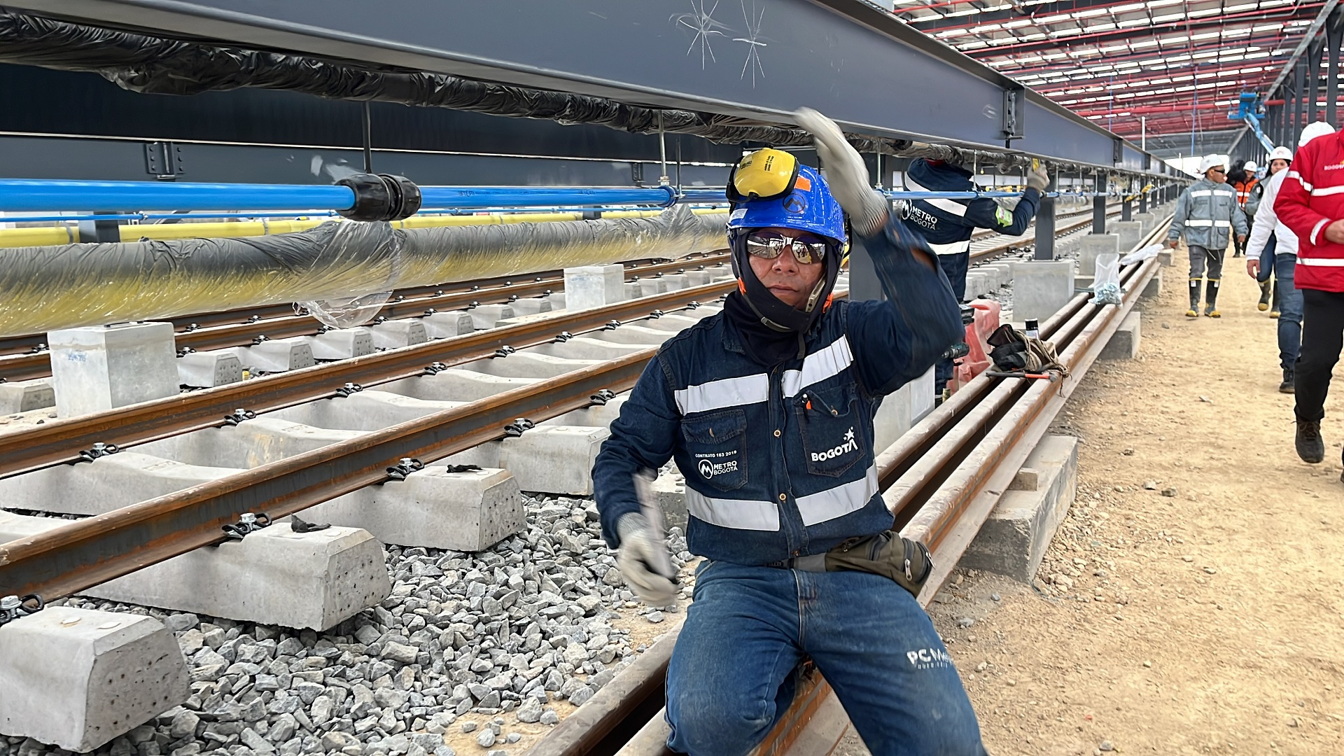 El Contralor de Bogotá, Julián Mauricio Ruiz, junto con el equipo de la Dirección del Sector Movilidad, recorrió las obras de la Primera Línea del Metro para constatar en sitio su estado y avances. La visita incluyó sitios estratégicos como la planta de prefabricados de pilotos PHC, garaje y pasarela de trenes, el viaducto, la Primera Estación y las obras de la Avenida Caracas.