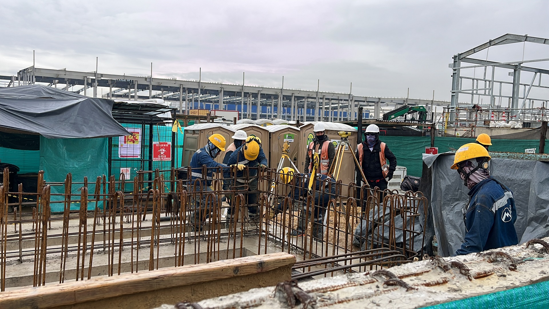 El Contralor de Bogotá, Julián Mauricio Ruiz, junto con el equipo de la Dirección del Sector Movilidad, recorrió las obras de la Primera Línea del Metro para constatar en sitio su estado y avances. La visita incluyó sitios estratégicos como la planta de prefabricados de pilotos PHC, garaje y pasarela de trenes, el viaducto, la Primera Estación y las obras de la Avenida Caracas.