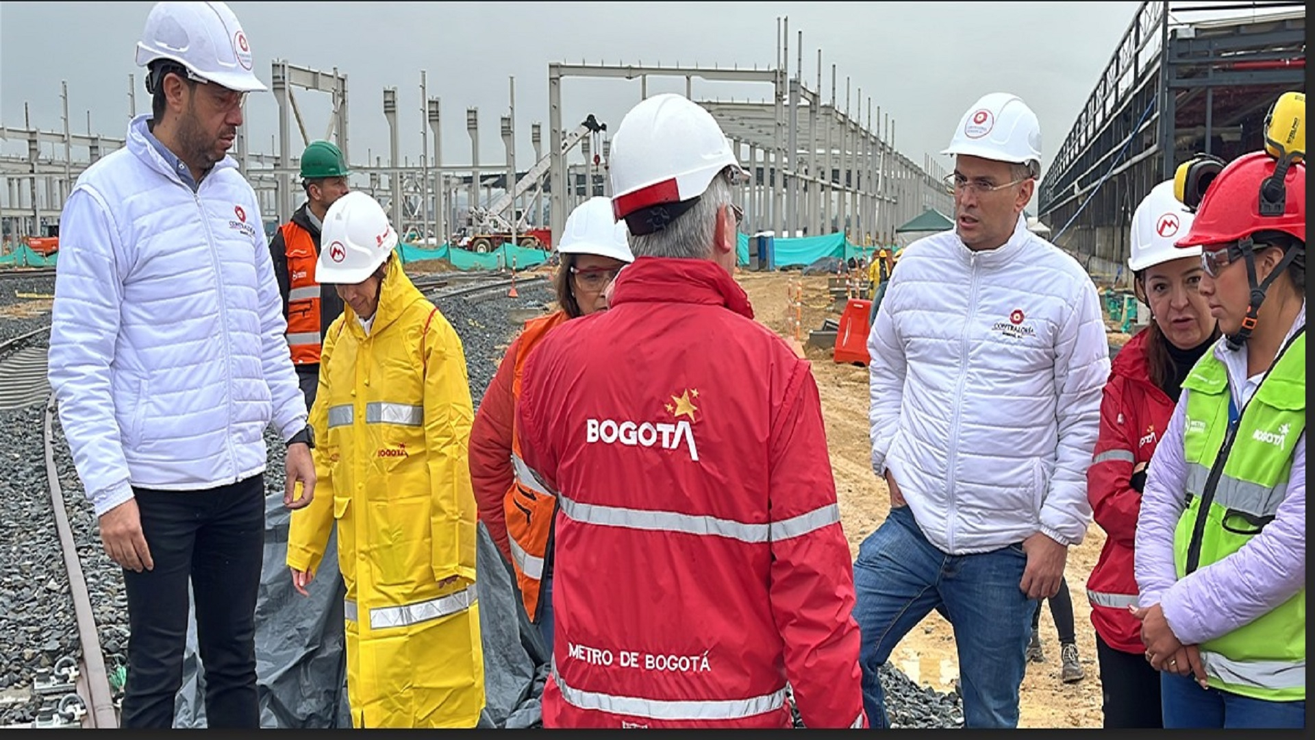 El Contralor de Bogotá, Julián Mauricio Ruiz, junto con el equipo de la Dirección del Sector Movilidad, recorrió las obras de la Primera Línea del Metro para constatar en sitio su estado y avances. La visita incluyó sitios estratégicos como la planta de prefabricados de pilotos PHC, garaje y pasarela de trenes, el viaducto, la Primera Estación y las obras de la Avenida Caracas.