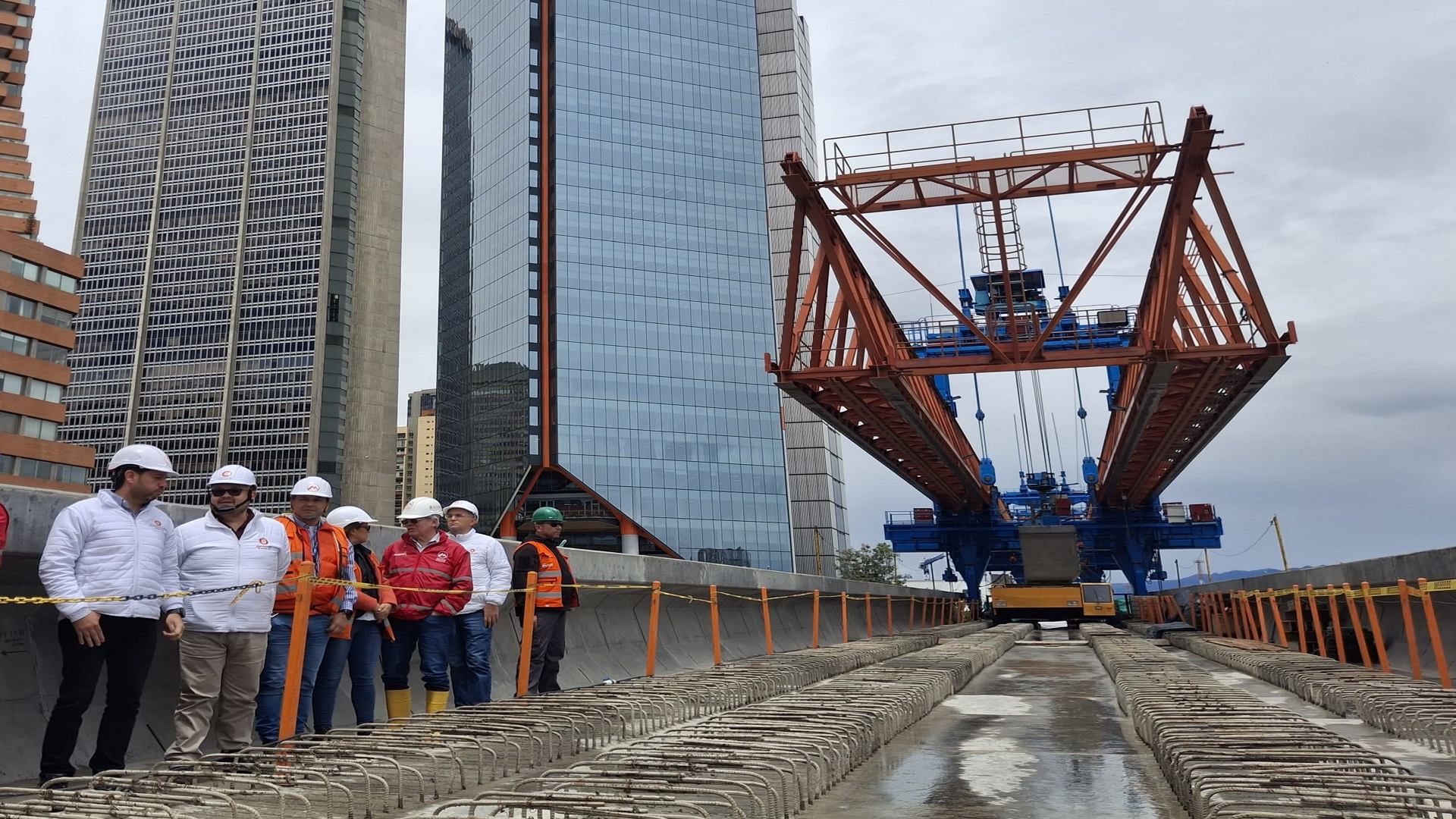 El Contralor de Bogotá, Julián Mauricio Ruiz, junto con el equipo de la Dirección del Sector Movilidad, recorrió las obras de la Primera Línea del Metro para constatar en sitio su estado y avances. La visita incluyó sitios estratégicos como la planta de prefabricados de pilotos PHC, garaje y pasarela de trenes, el viaducto, la Primera Estación y las obras de la Avenida Caracas.