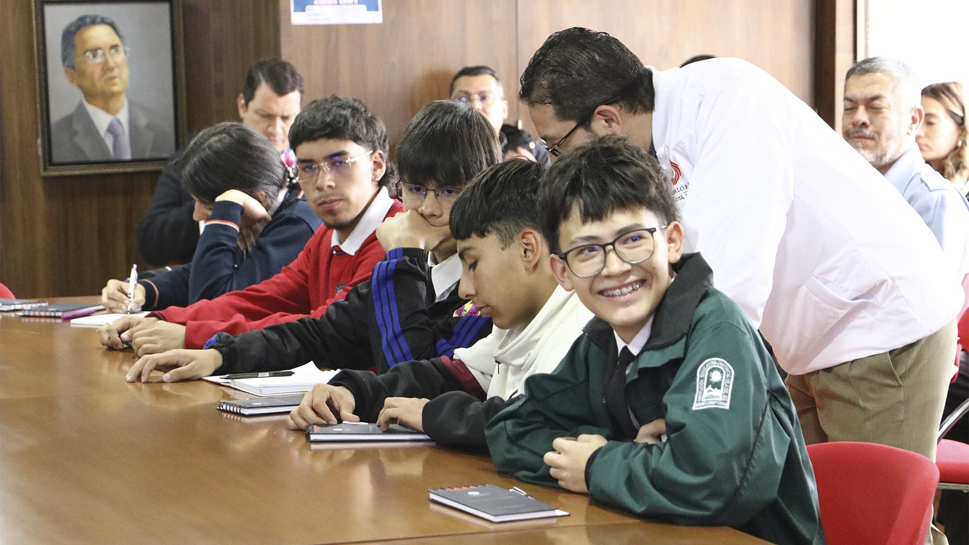 La Contraloría instaló formalmente la Red Distrital de Contralores Estudiantiles 2025, la cual está conformada por 20 jóvenes (uno por cada localidad de la ciudad) que asumieron el compromiso de ejercer vigilancia y control social desde sus entornos escolares, promoviendo el uso transparente y eficiente de los recursos públicos.