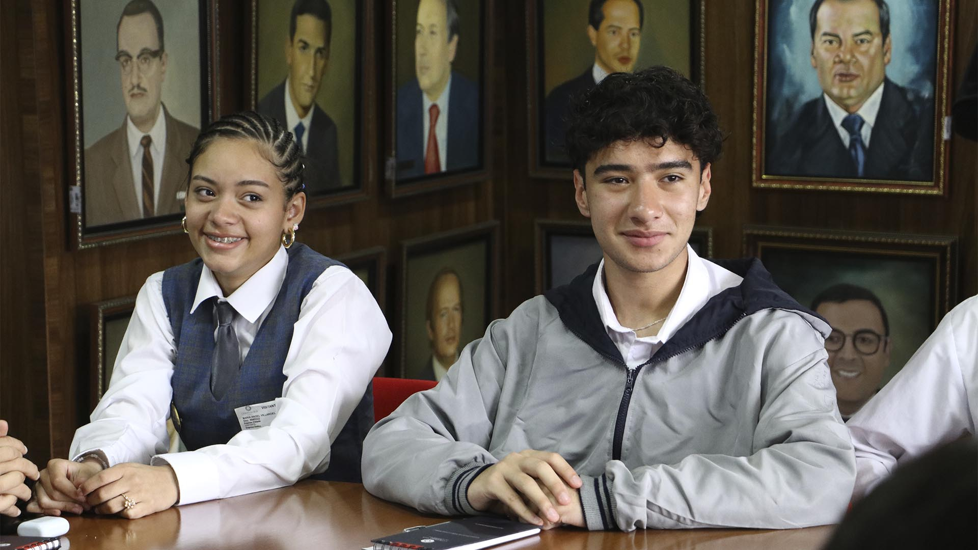 La Contraloría instaló formalmente la Red Distrital de Contralores Estudiantiles 2025, la cual está conformada por 20 jóvenes (uno por cada localidad de la ciudad) que asumieron el compromiso de ejercer vigilancia y control social desde sus entornos escolares, promoviendo el uso transparente y eficiente de los recursos públicos.