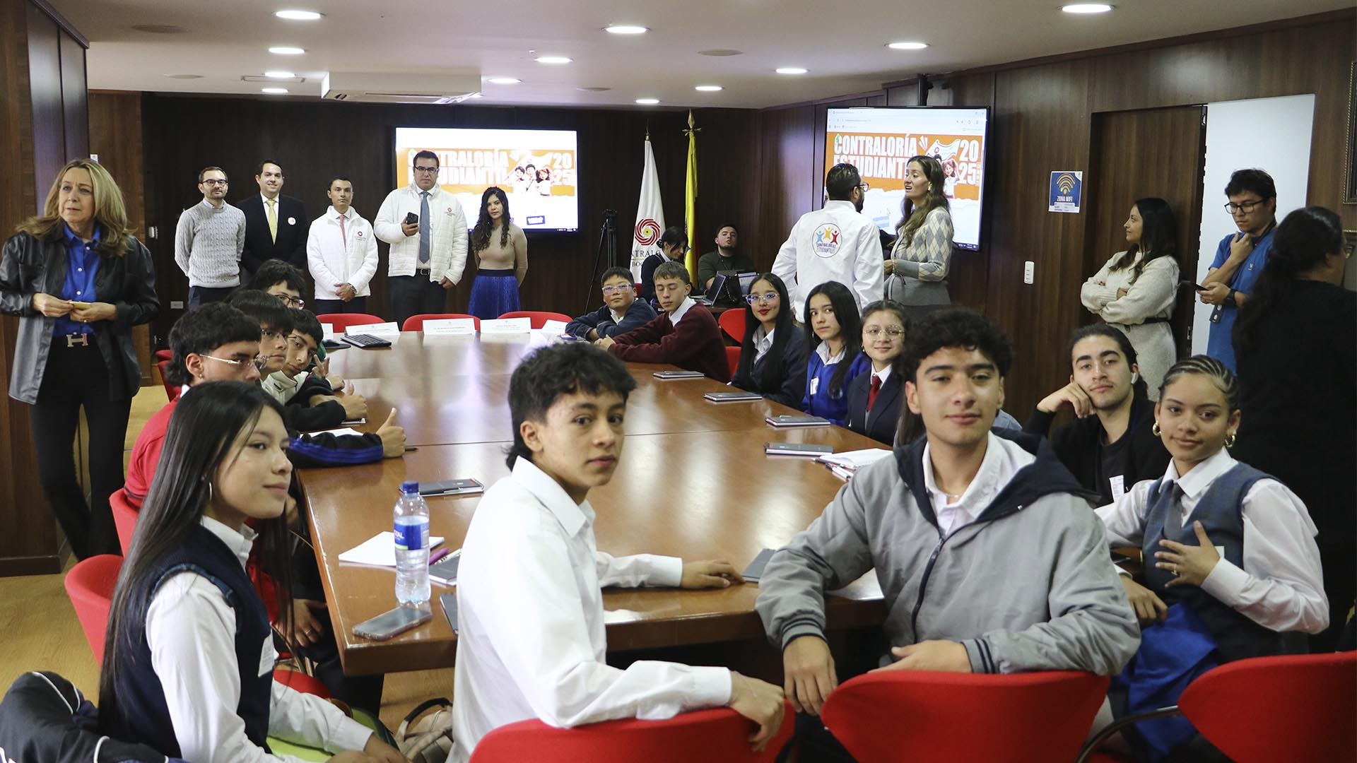 La Contraloría instaló formalmente la Red Distrital de Contralores Estudiantiles 2025, la cual está conformada por 20 jóvenes (uno por cada localidad de la ciudad) que asumieron el compromiso de ejercer vigilancia y control social desde sus entornos escolares, promoviendo el uso transparente y eficiente de los recursos públicos.